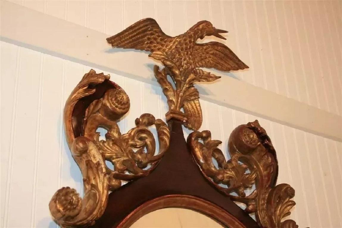 Antique miroir mural ovale de style Chippendale en acajou et bois doré avec canard en vente 1
