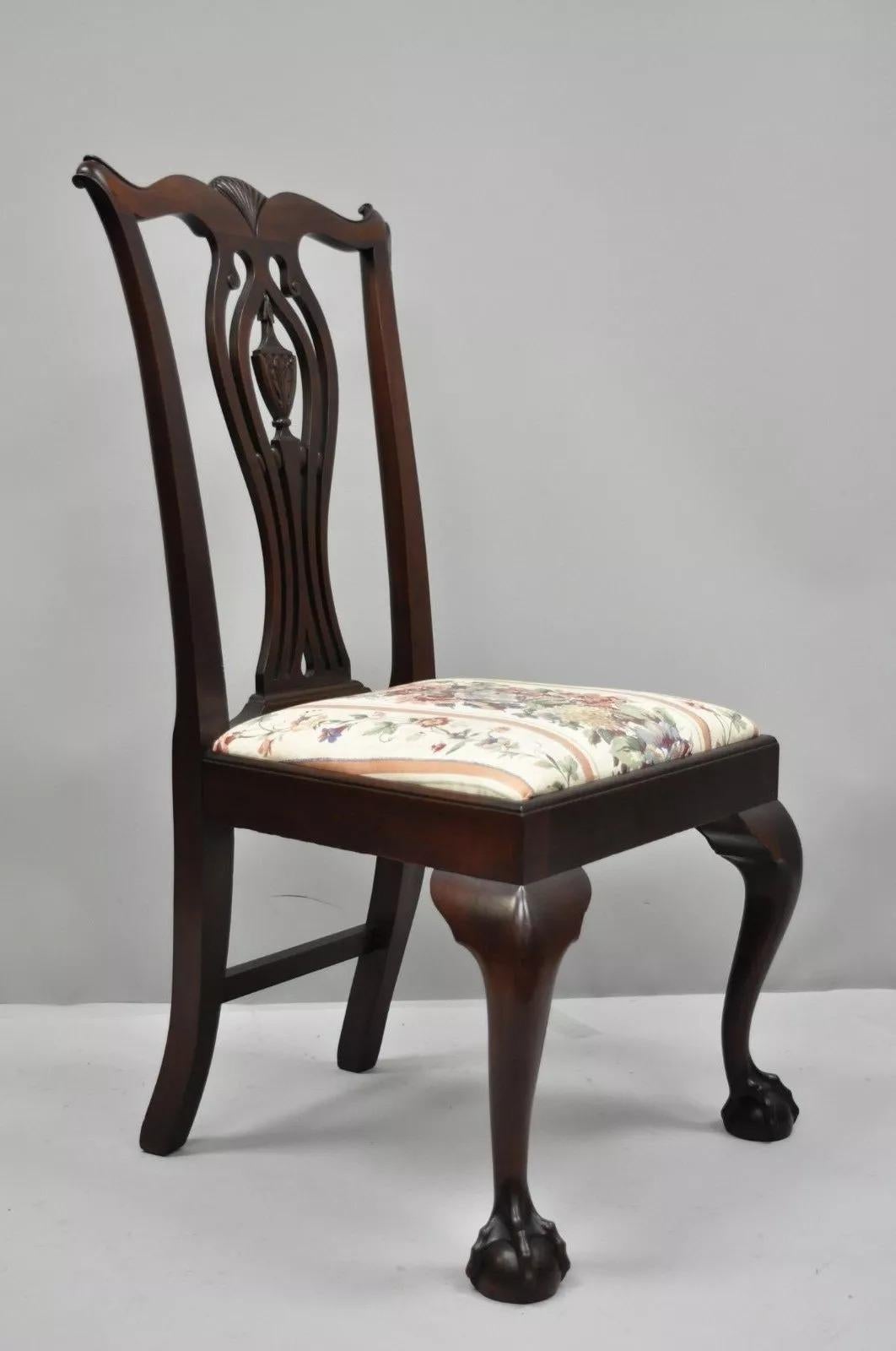 Antiche sedie da pranzo in stile Chippendale in mogano, con gambe a sfera e artiglio - Set di 6. L'offerta comprende (6) sedie con sedili a ribalta, ringhiera a ventaglio intagliata a serpentina con volute, schienali intagliati a urna, barella