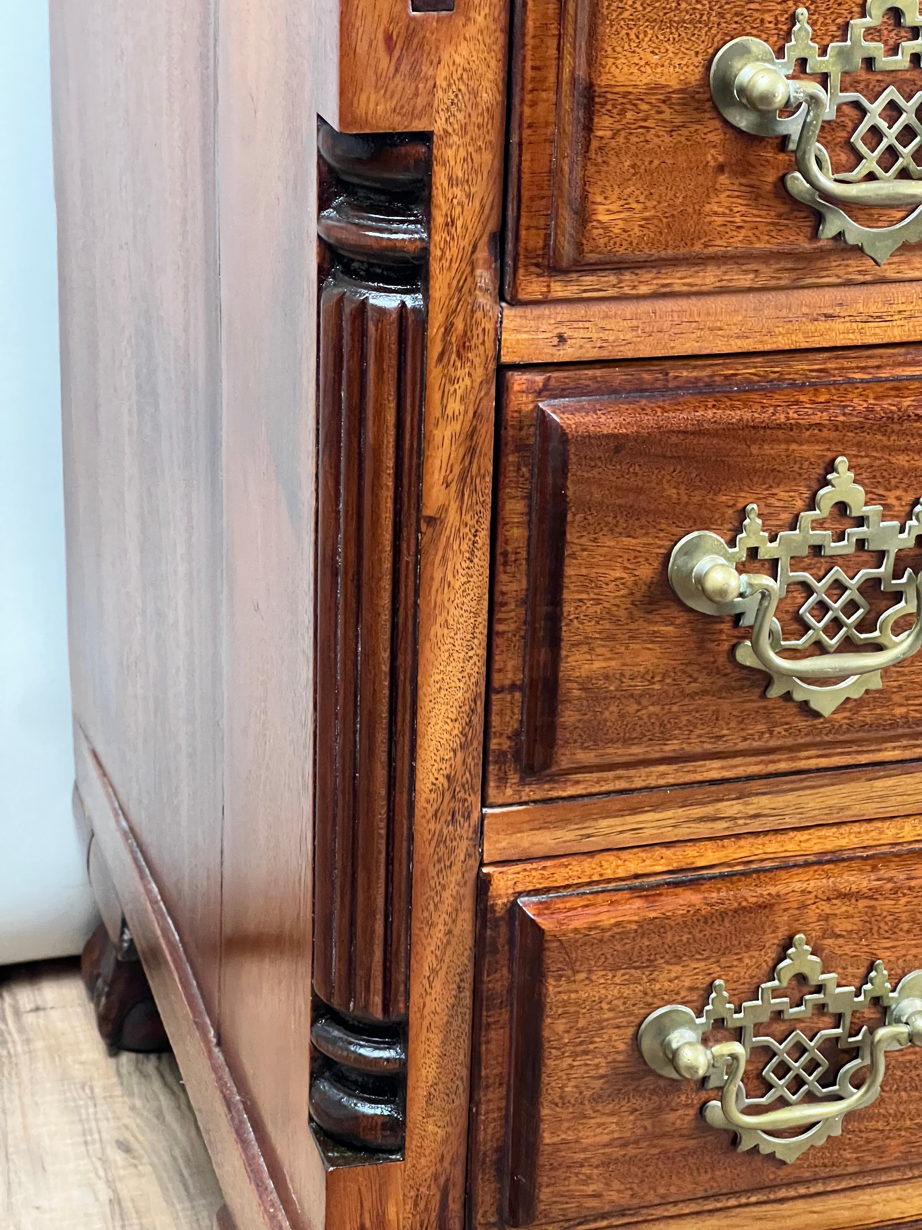 Antigua secretaria de caoba con frente de bloque estilo Chippendale c. 1910 principios del siglo XX en venta