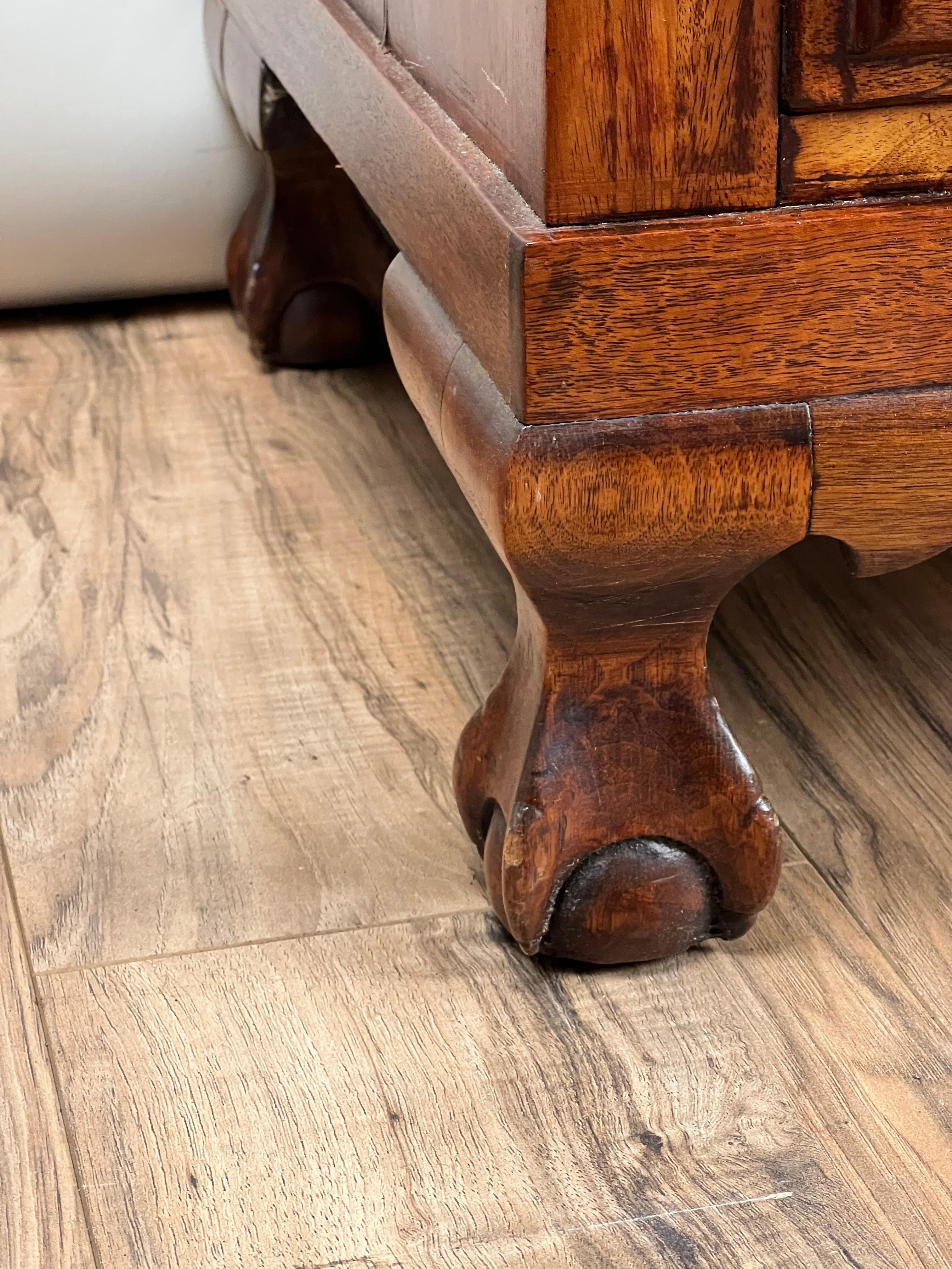 Antigua secretaria de caoba con frente de bloque estilo Chippendale c. 1910 Caoba en venta