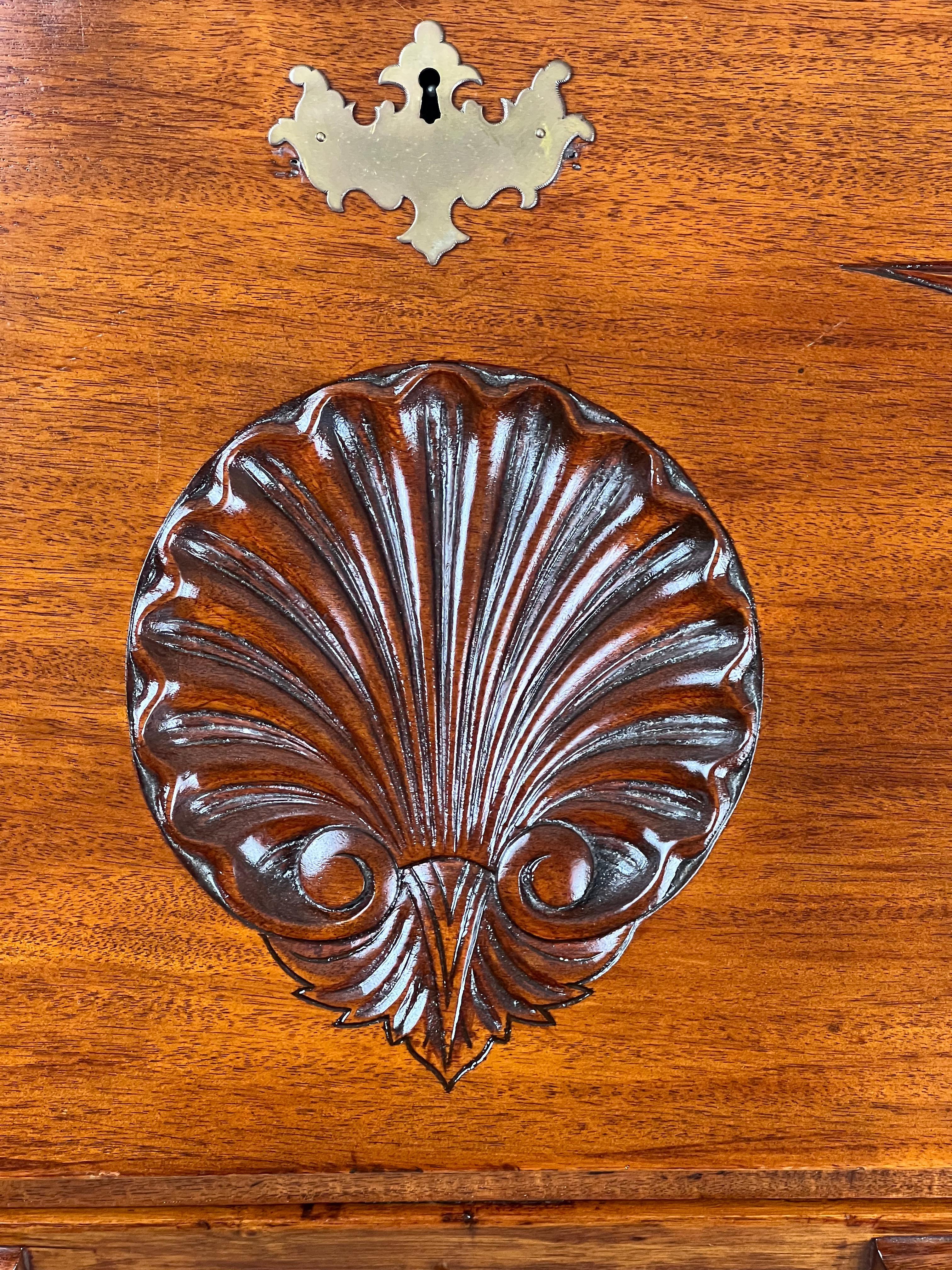 Antigua secretaria de caoba con frente de bloque estilo Chippendale c. 1910 en venta 1