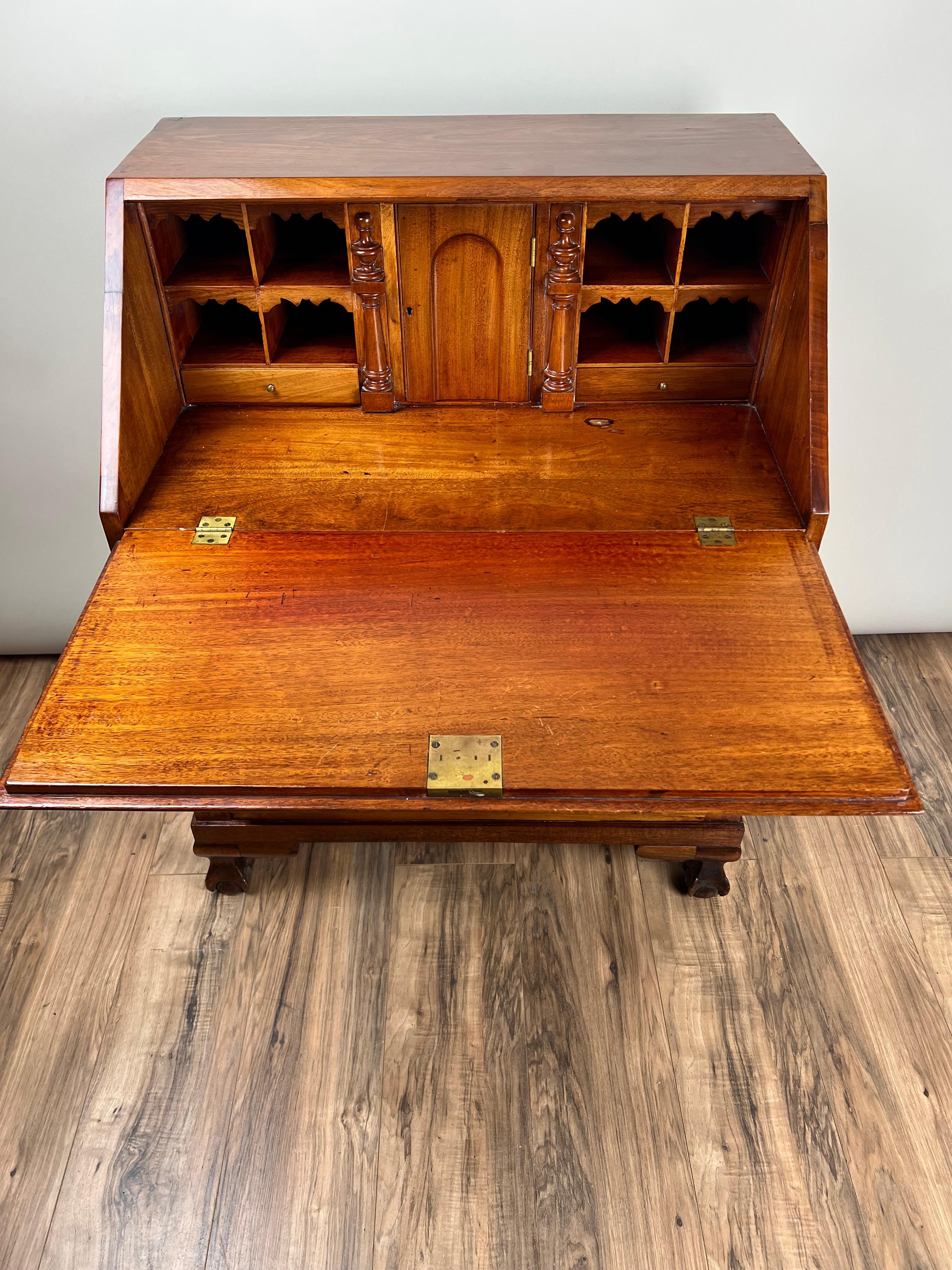Antigua secretaria de caoba con frente de bloque estilo Chippendale c. 1910 en venta 2