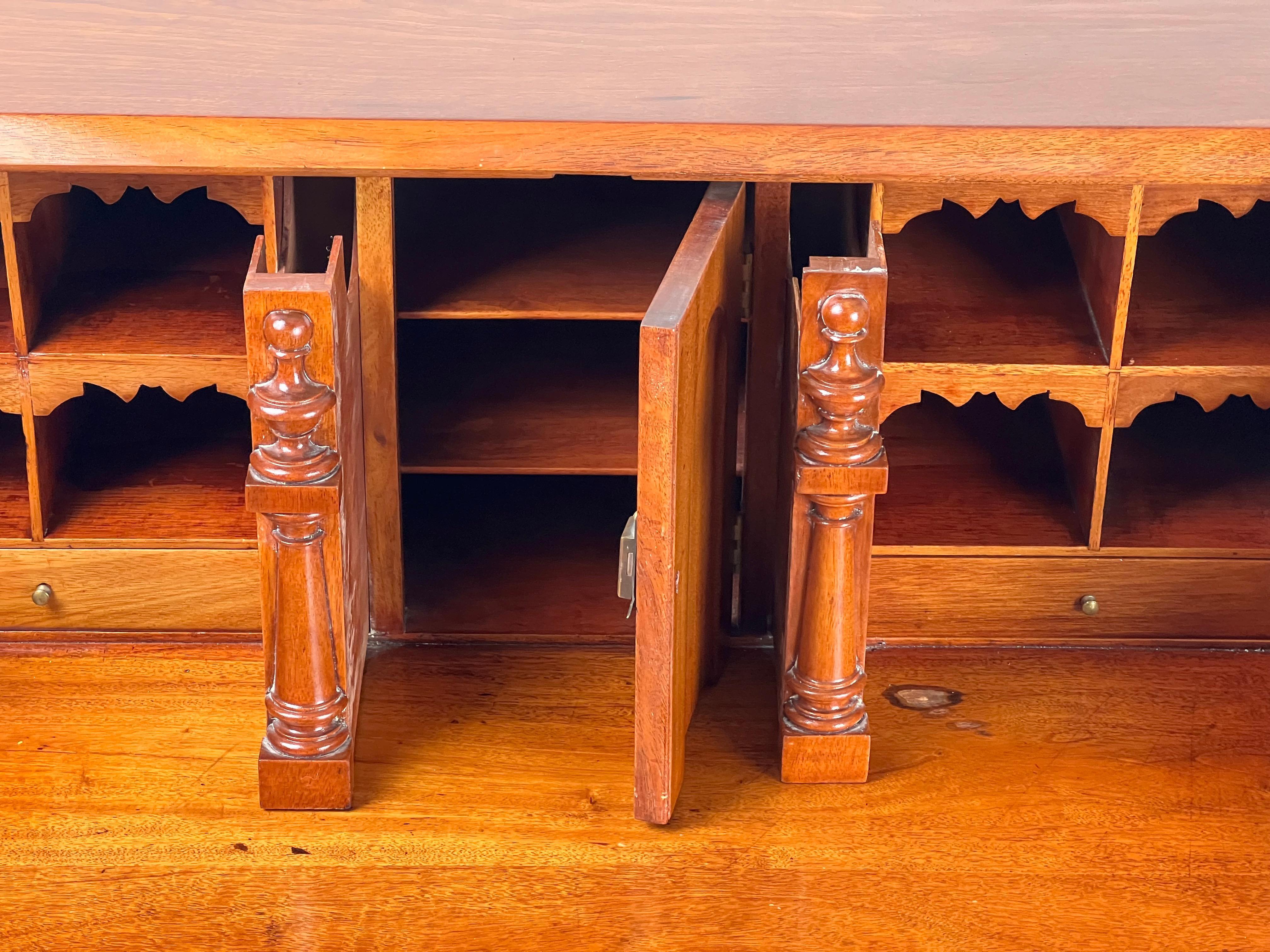 Antigua secretaria de caoba con frente de bloque estilo Chippendale c. 1910 en venta 3