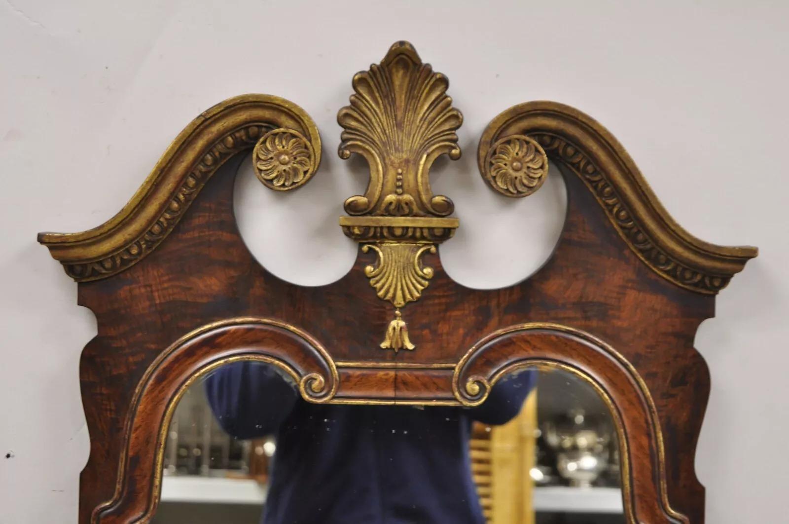 Miroir mural ancien de style Chippendale en acajou à arc brisé, doré. Circa Early 20th Century. Dimensions : 51,25