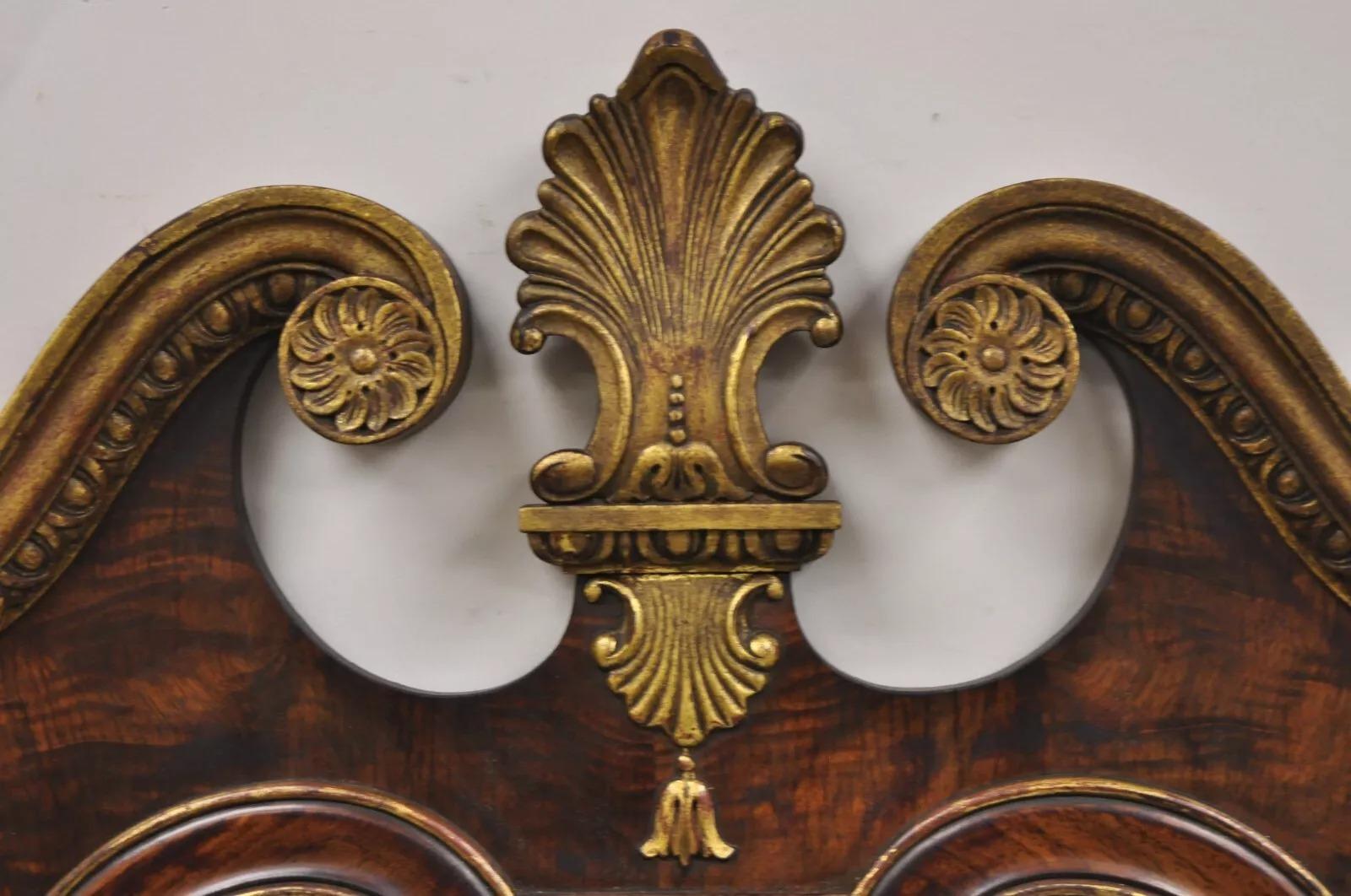 Inconnu Antique miroir mural de style Chippendale en acajou Broken Arch doré en vente