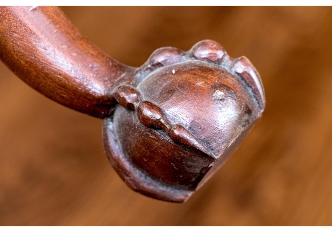 Banc rembourré en acajou de style Chippendale, avec une bonne menuiserie, reposant sur quatre pieds en acajou lourdement sculptés, des pieds en boule et griffes bien sculptés et une garniture de tête de clou en laiton.

Dimensions : 38