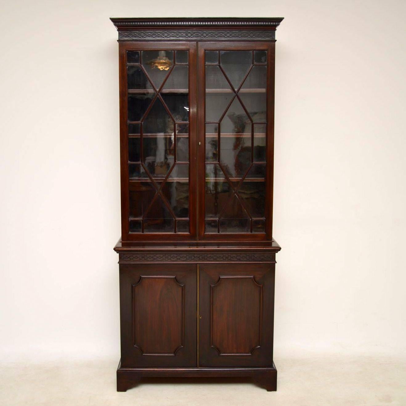 Antique mahogany library bookcase of exceptional quality and in great condition, dating from the 1890-1910 period. The top section has astral-glazed doors behind which are fully adjustable shelves that slot into side grooves. The bottom cupboard has