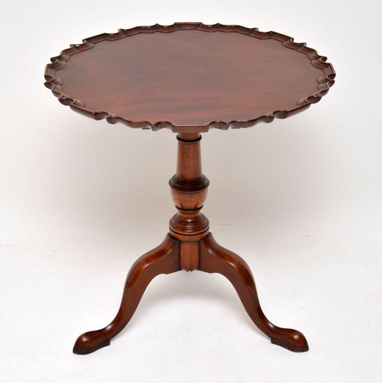 Fine quality antique Chippendale style mahogany tilt-top table in lovely condition and dating to circa 1930s period.

It has a solid mahogany top, a shaped pie crust edge and sits on a well turned baluster pedestal on tripod pad feet. The turned