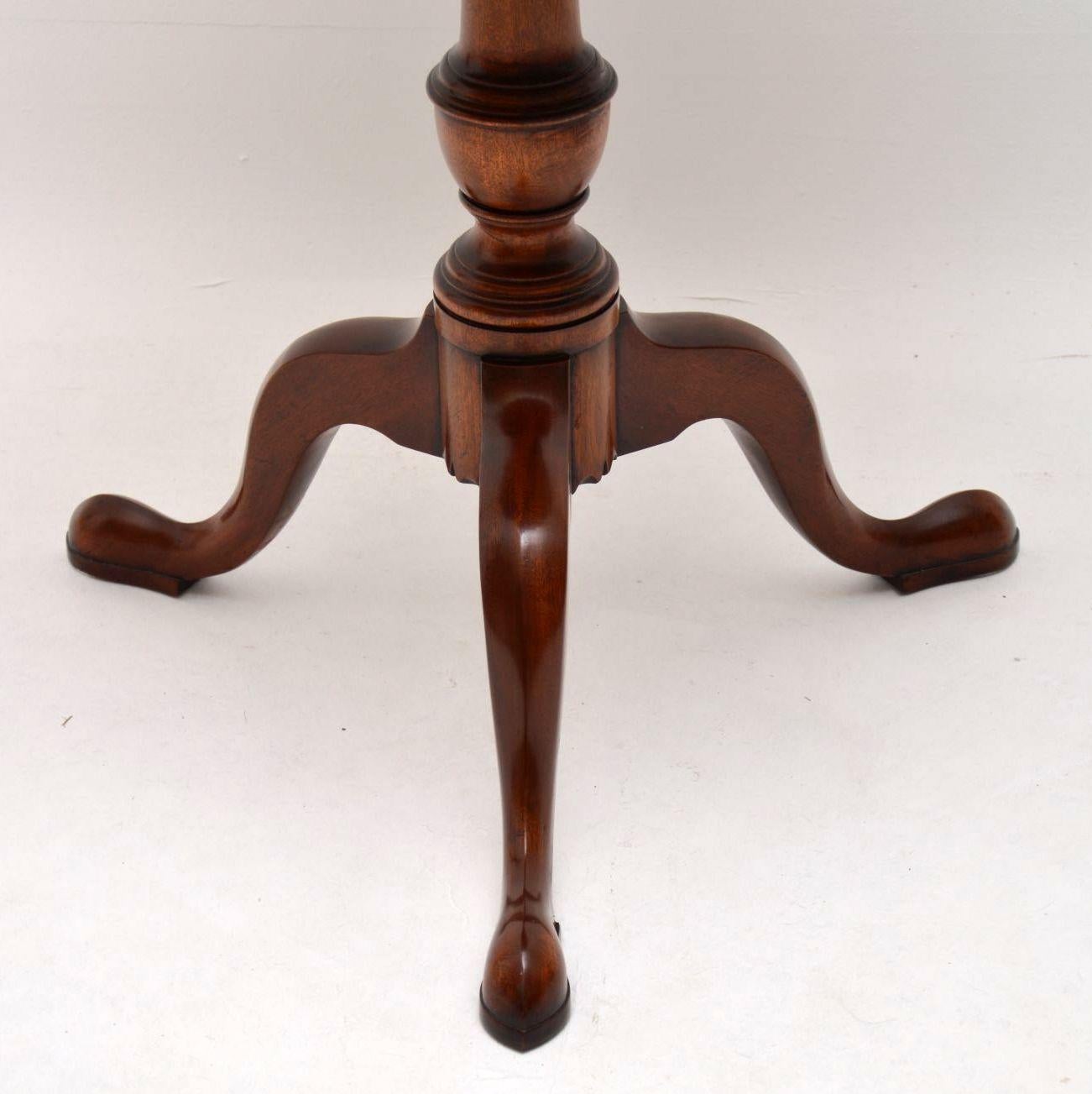 Antique Chippendale Style Mahogany Tilt-Top Table 1