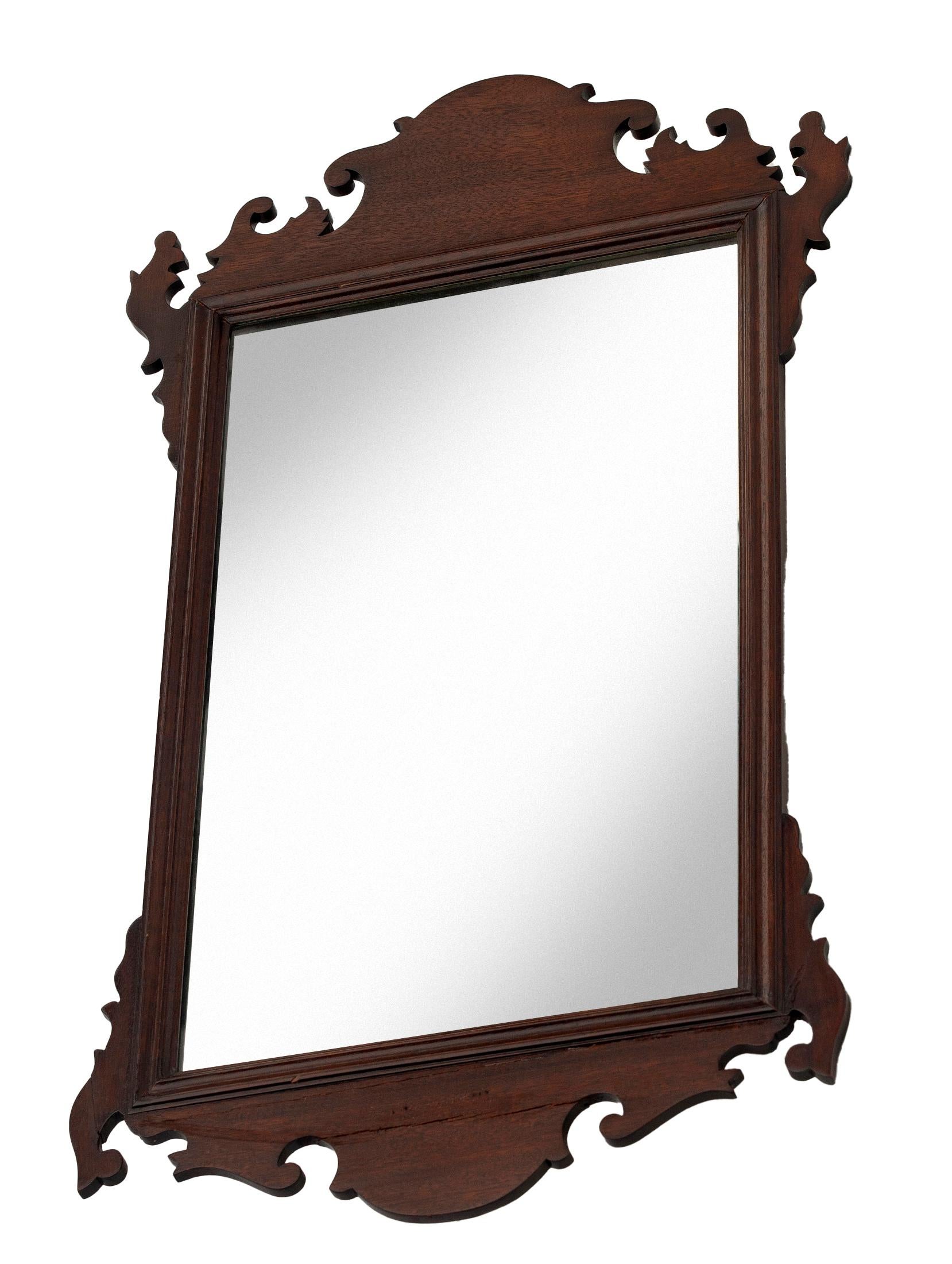 Antique Chippendale Style Mahogany Wall Mirror In Good Condition In Malibu, CA