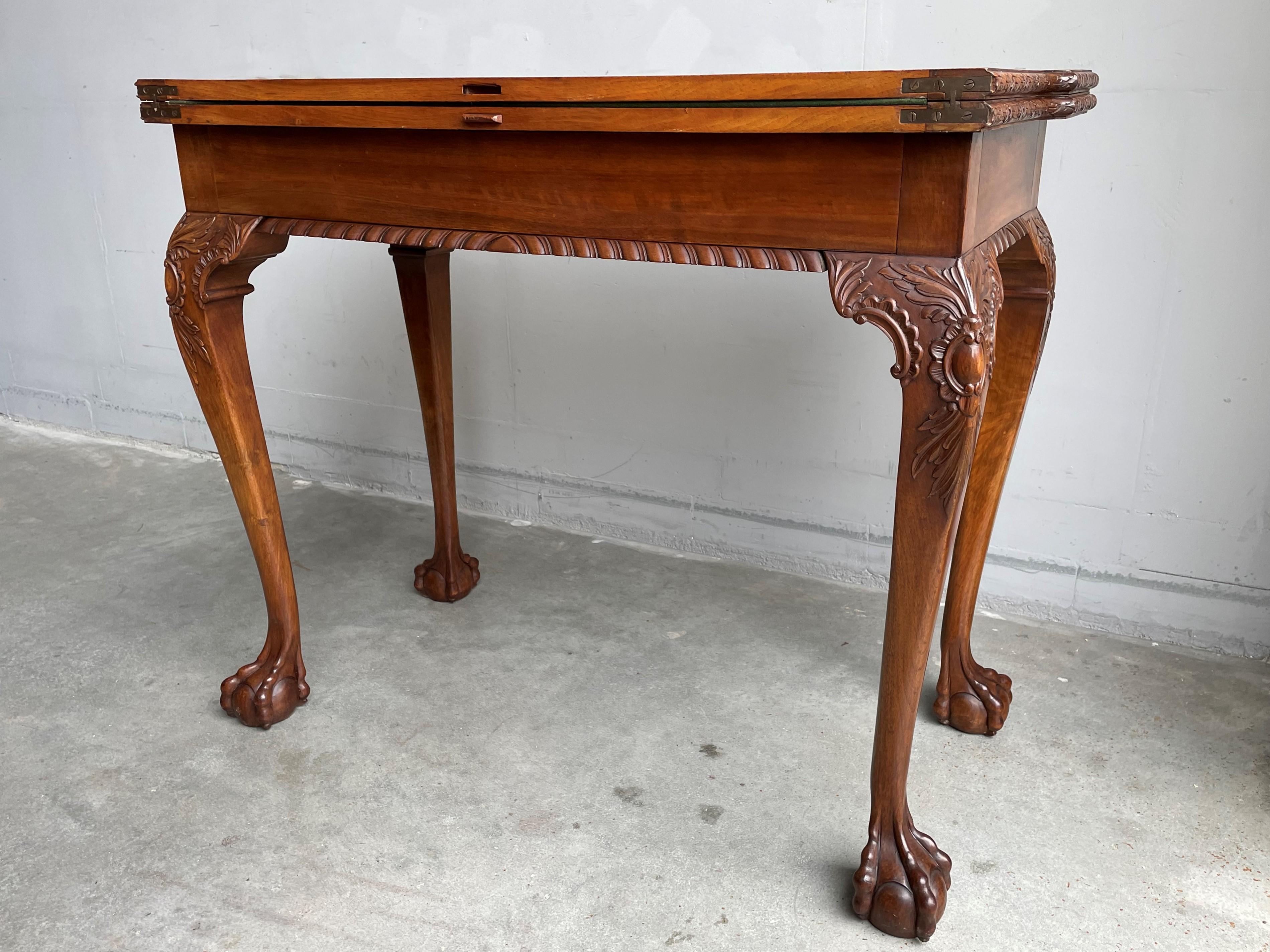 Antiker Beistelltisch/Spieltisch aus Nussbaumholz und Eiche im Chippendale-Stil mit großer Patina, antik (Filz) im Angebot