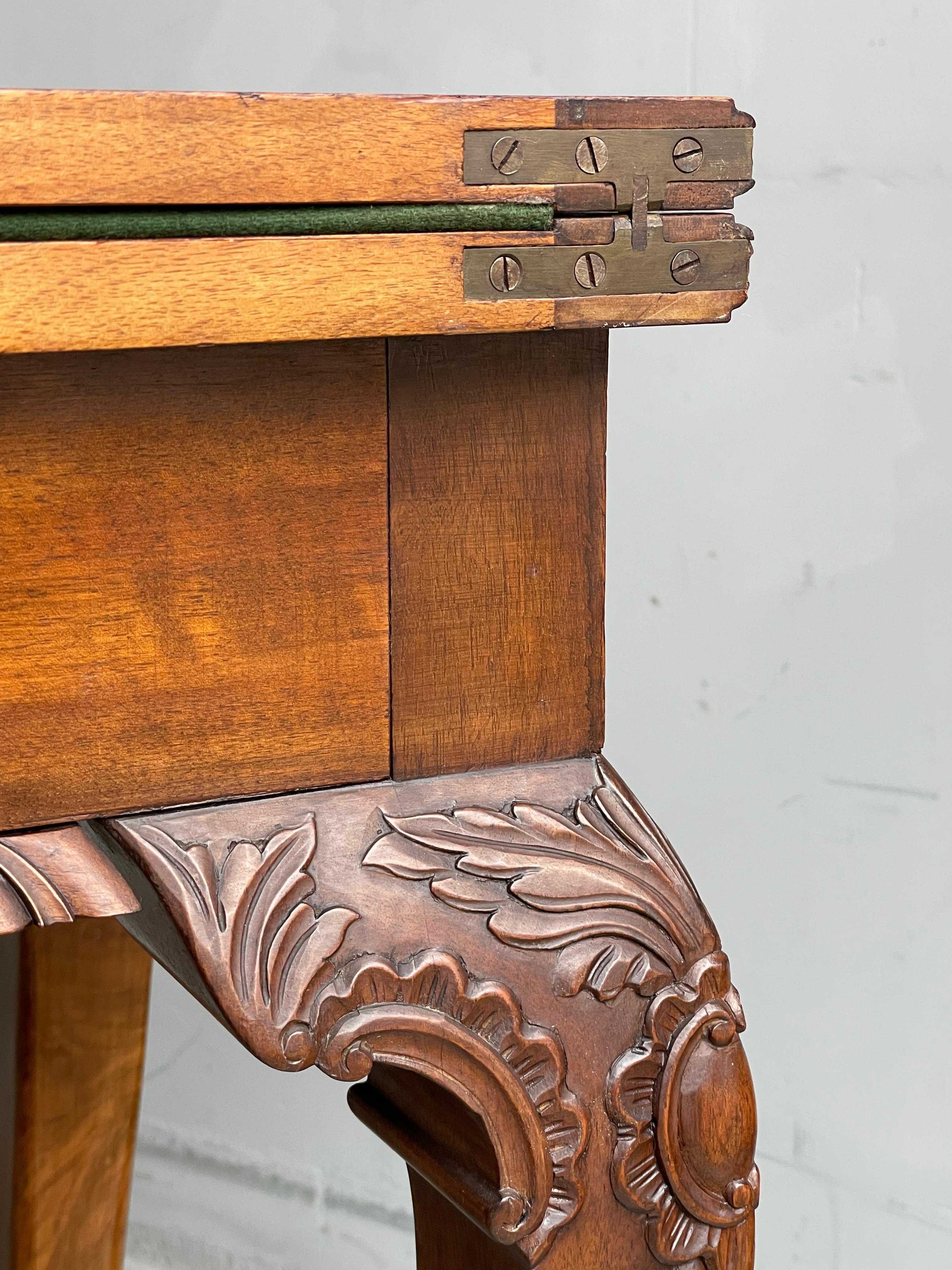 Feutre Table d'appoint / table de jeux ancienne en bois de noyer et en chêne, style Chippendale, avec une superbe Patina en vente