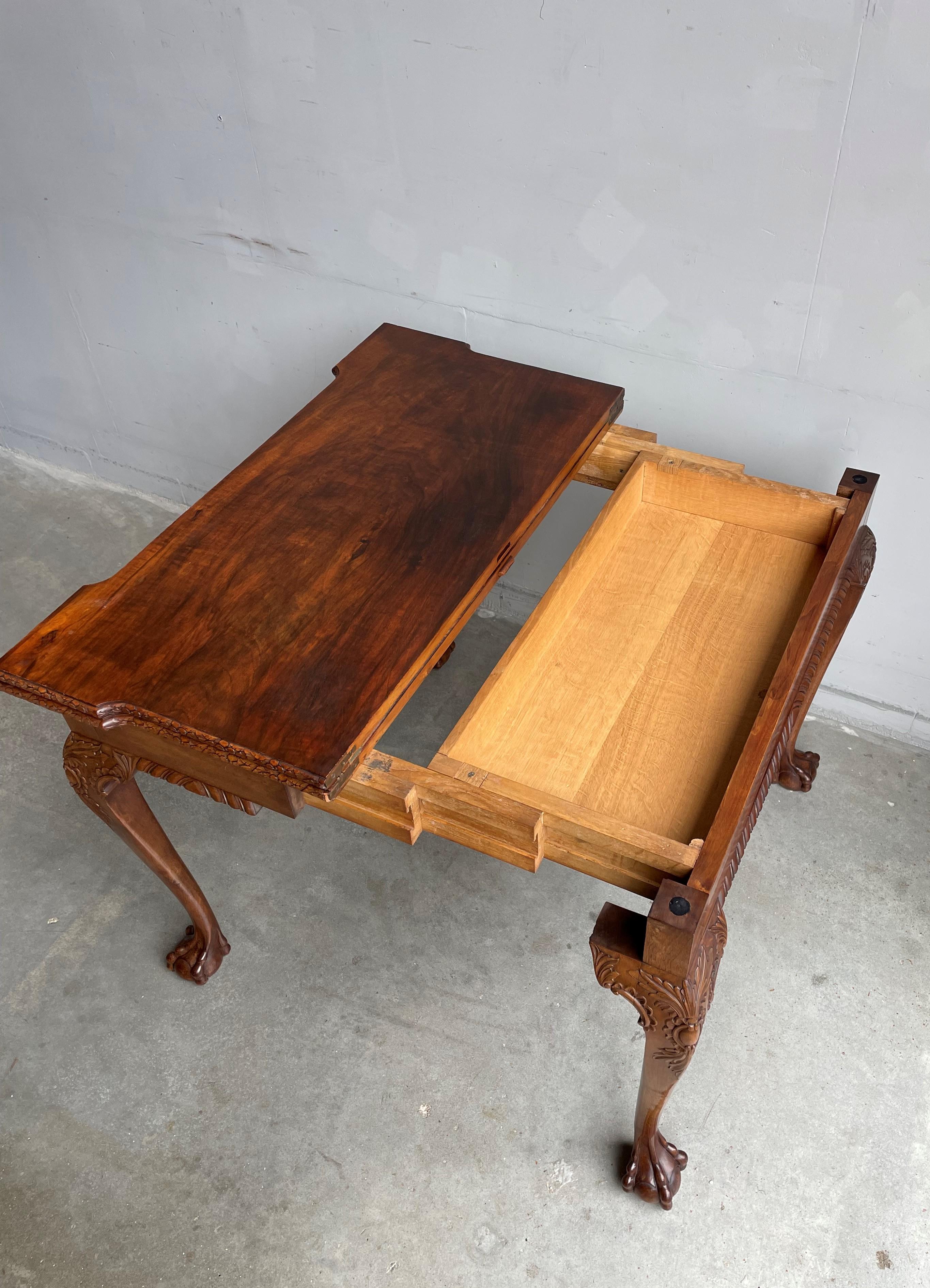 Table d'appoint / table de jeux ancienne en bois de noyer et en chêne, style Chippendale, avec une superbe Patina en vente 2