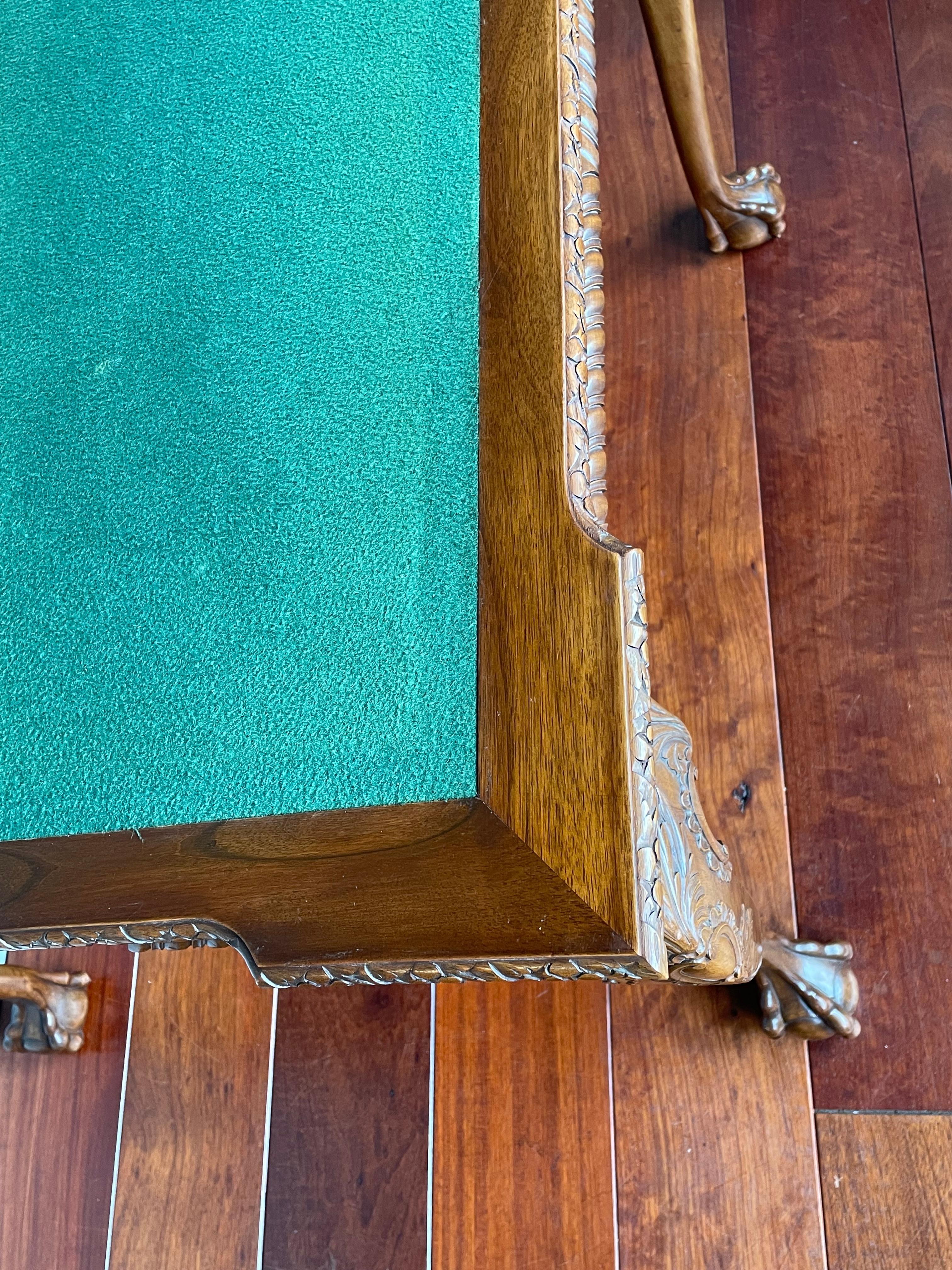 Table d'appoint / table de jeux ancienne en bois de noyer et en chêne, style Chippendale, avec une superbe Patina en vente 5