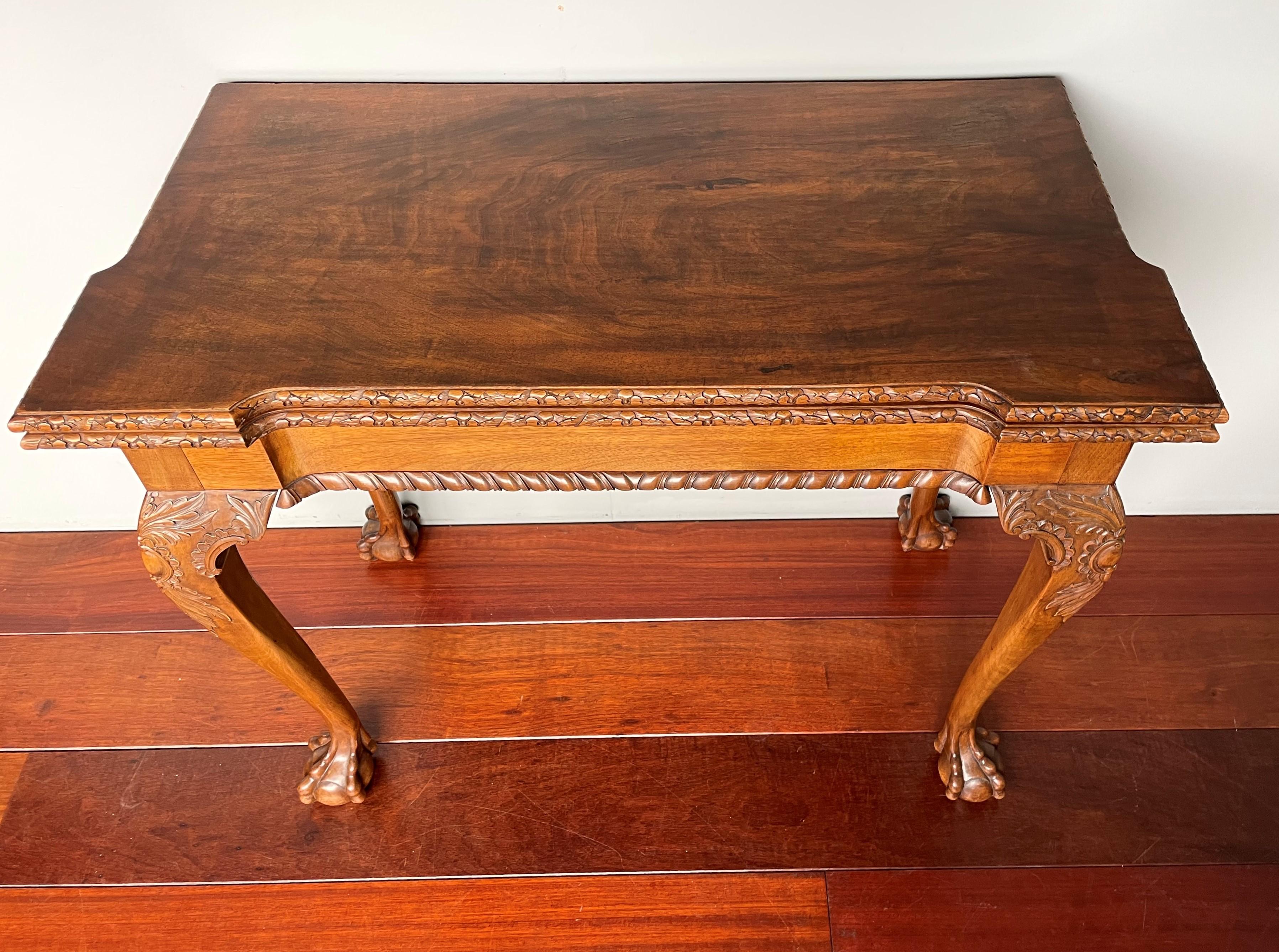 Table d'appoint / table de jeux ancienne en bois de noyer et en chêne, style Chippendale, avec une superbe Patina en vente 7