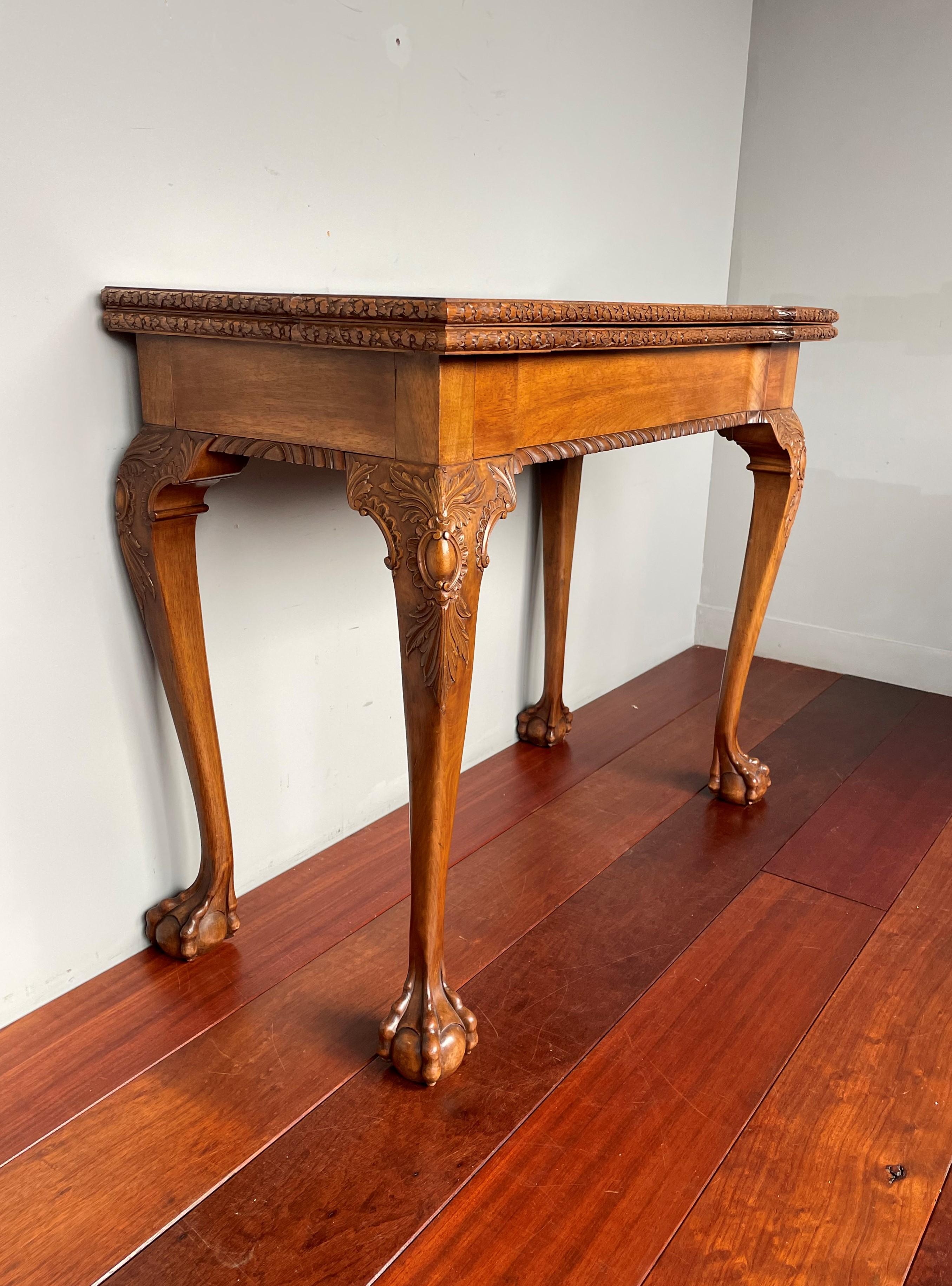 Table d'appoint / table de jeux ancienne en bois de noyer et en chêne, style Chippendale, avec une superbe Patina en vente 8