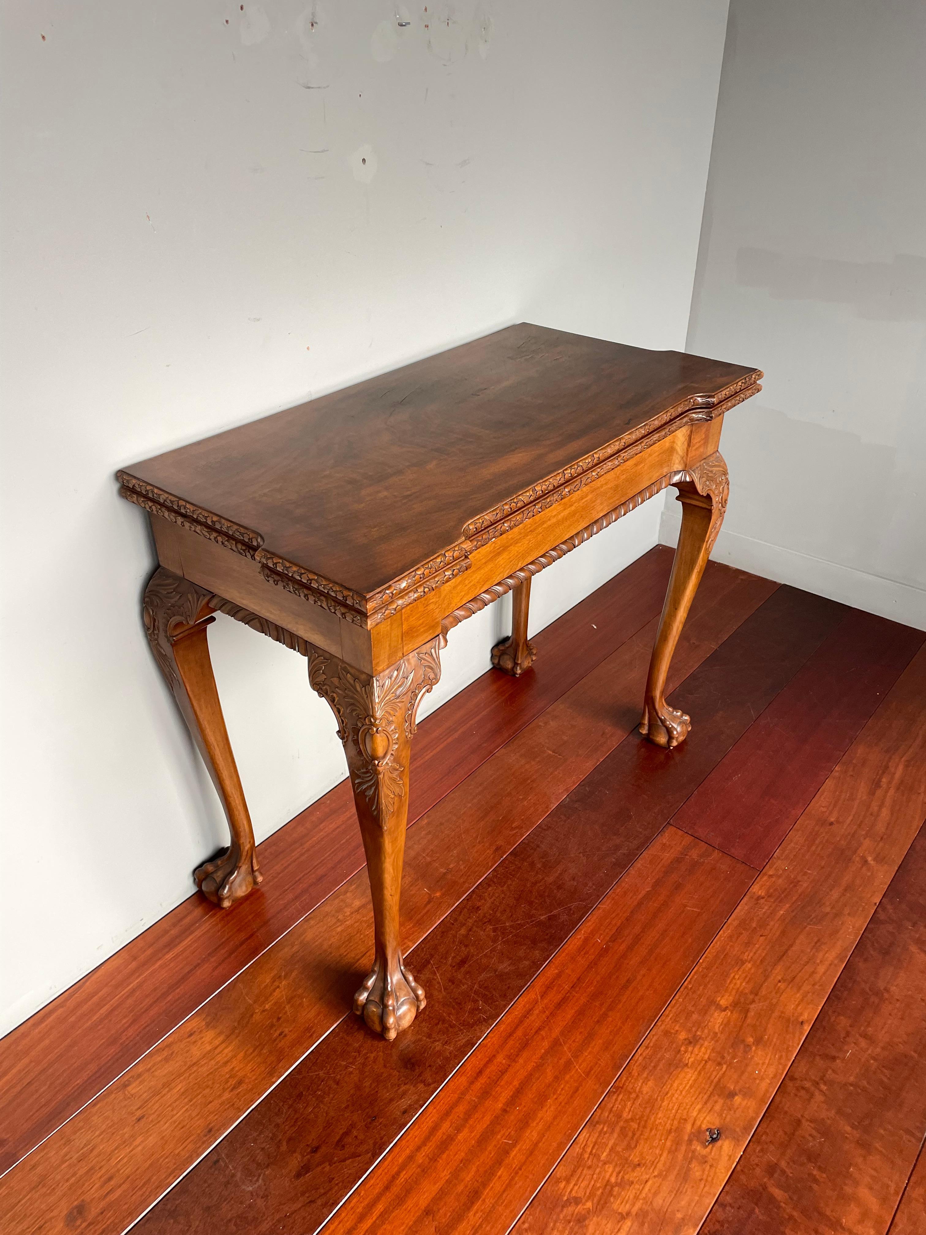 Table d'appoint / table de jeux ancienne en bois de noyer et en chêne, style Chippendale, avec une superbe Patina en vente 10