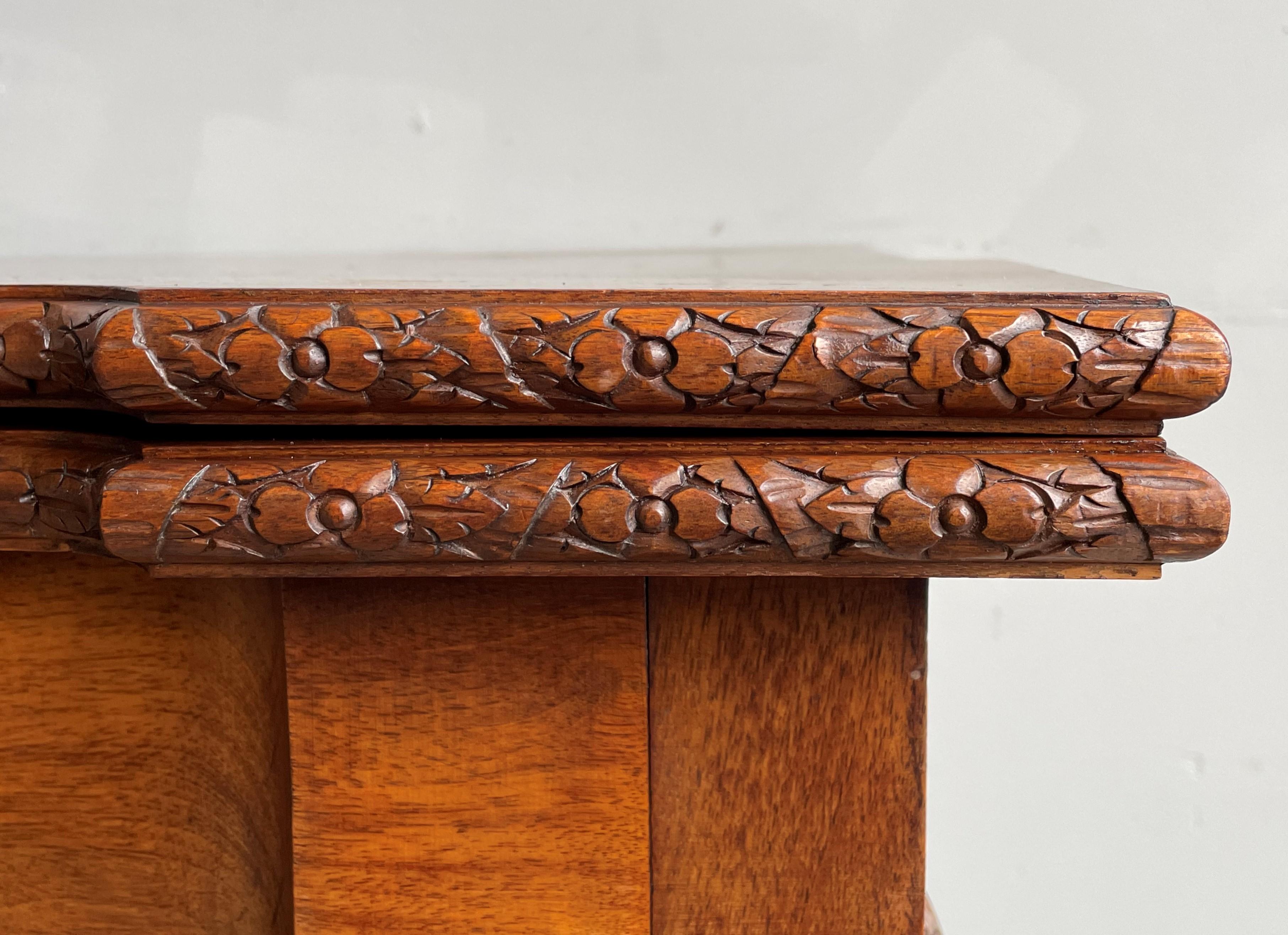 Sculpté à la main Table d'appoint / table de jeux ancienne en bois de noyer et en chêne, style Chippendale, avec une superbe Patina en vente