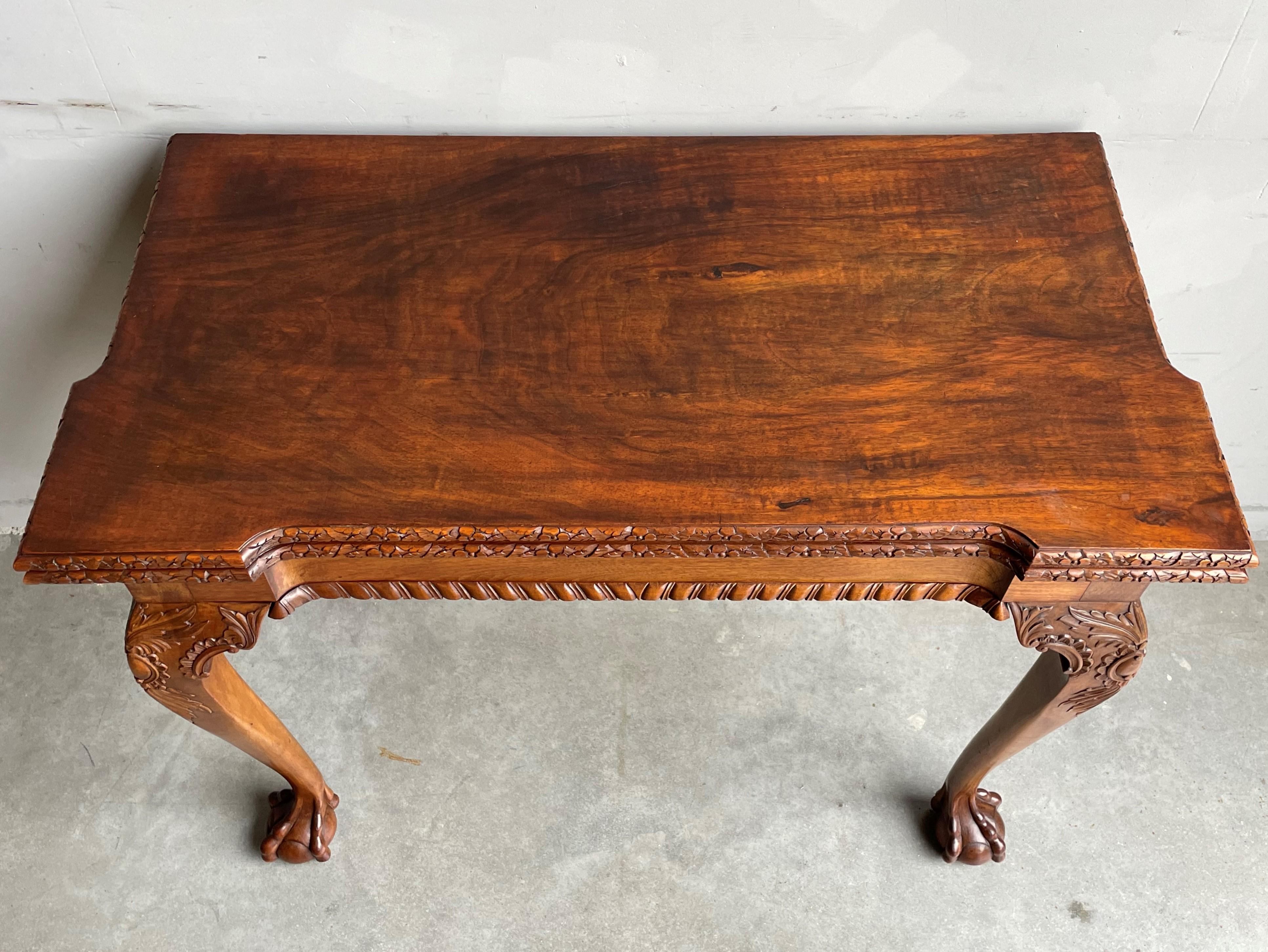 Antiker Beistelltisch/Spieltisch aus Nussbaumholz und Eiche im Chippendale-Stil mit großer Patina, antik (20. Jahrhundert) im Angebot