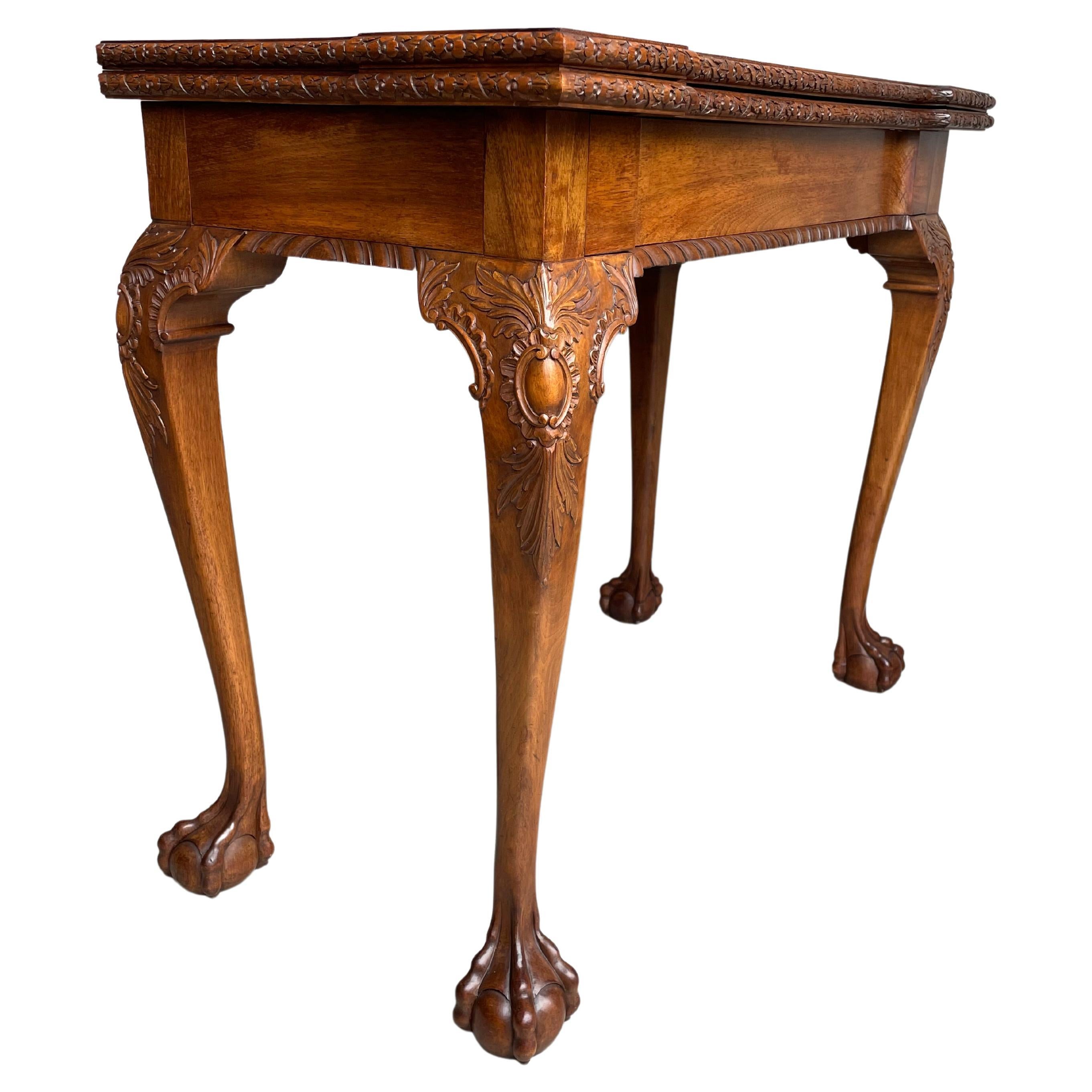 Table d'appoint / table de jeux ancienne en bois de noyer et en chêne, style Chippendale, avec une superbe Patina en vente