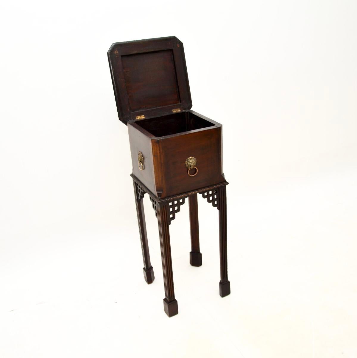 Magnifique table d'appoint ancienne, fabriquée en Angleterre et datant de la période 1890-1910.

Ce produit est d'une grande qualité et d'une taille utile pour être utilisé comme table de lampe ou support de plantes. Le bois est d'une couleur et
