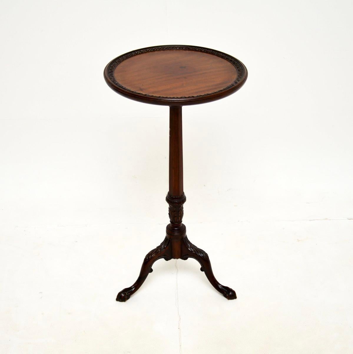 Un tavolino d'occasione antico bellissimo ed estremamente ben fatto. Questo modello è stato realizzato in Inghilterra e risale all'incirca al periodo 1890-1900.

È di qualità superba, con deliziosi intagli intorno alla parte superiore, che poggia su