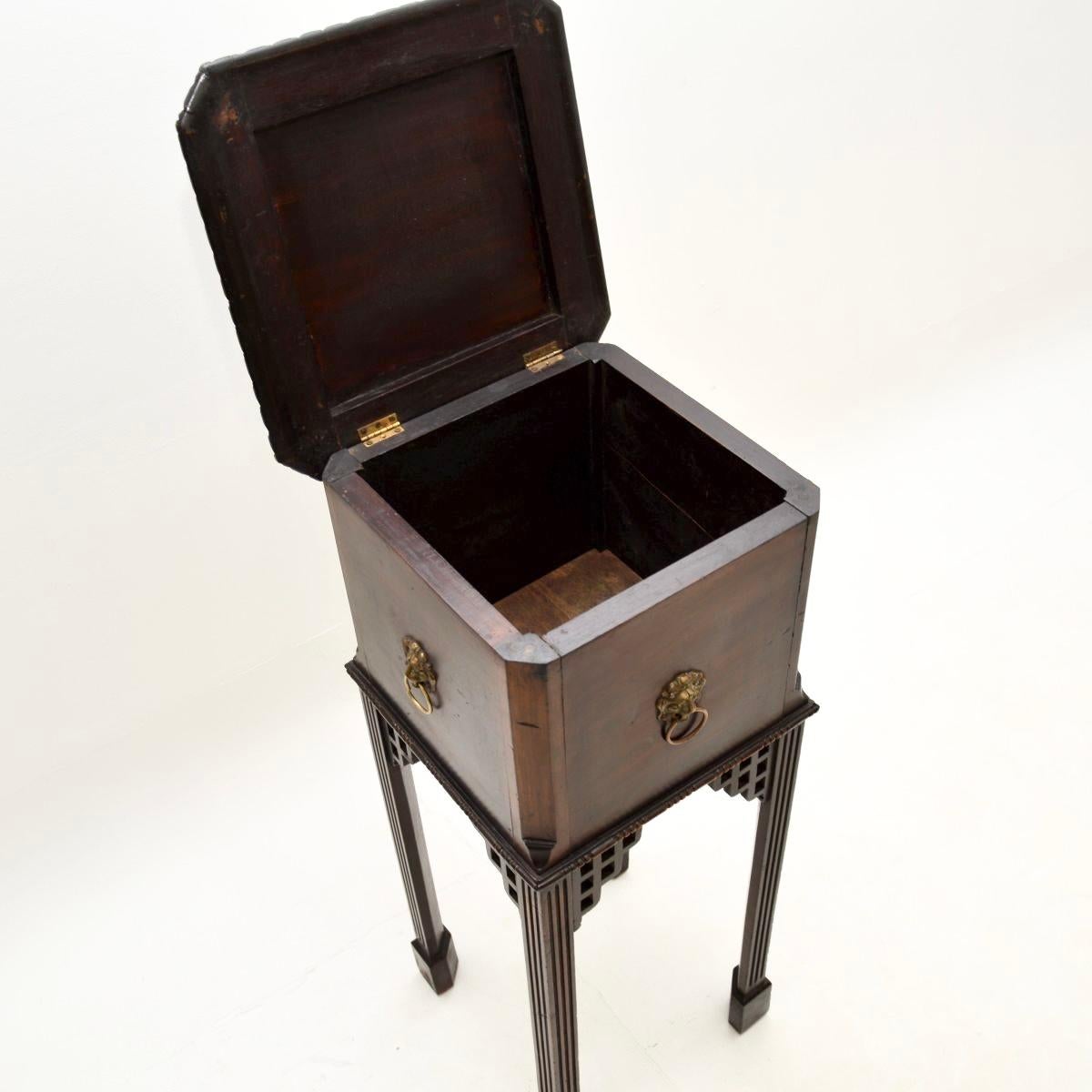 Britannique Table d'appoint ancienne de style Chippendale en vente