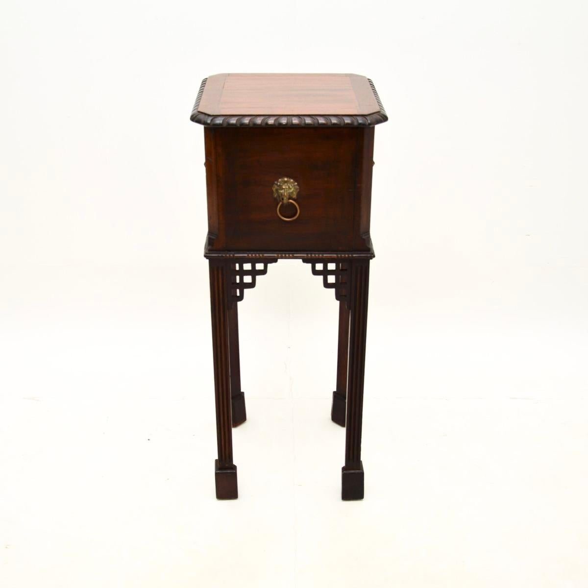 Fin du XIXe siècle Table d'appoint ancienne de style Chippendale en vente