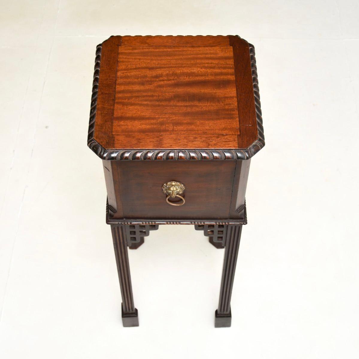 Bois Table d'appoint ancienne de style Chippendale en vente