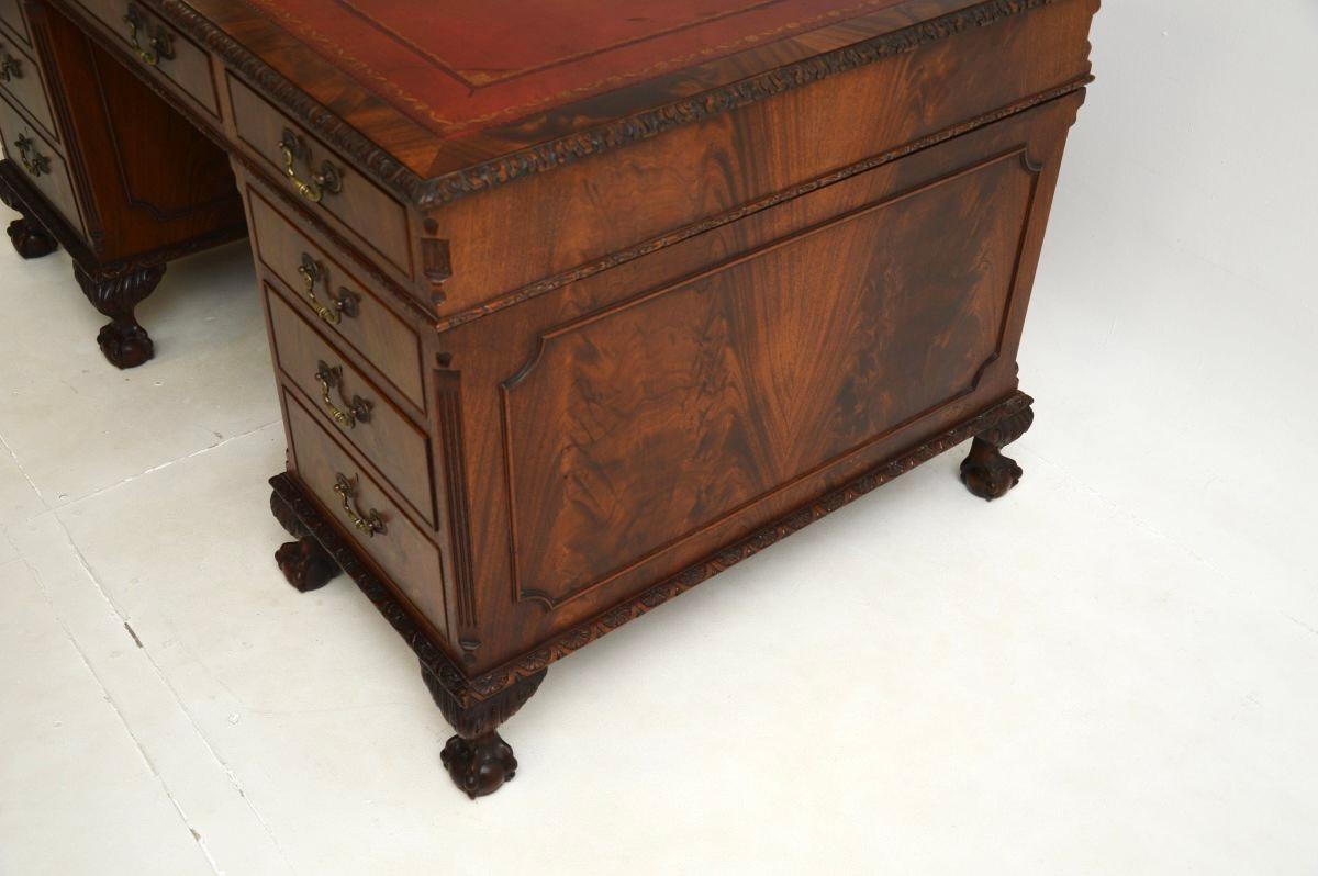 Bureau à piédestal ancien de style Chippendale en vente 4