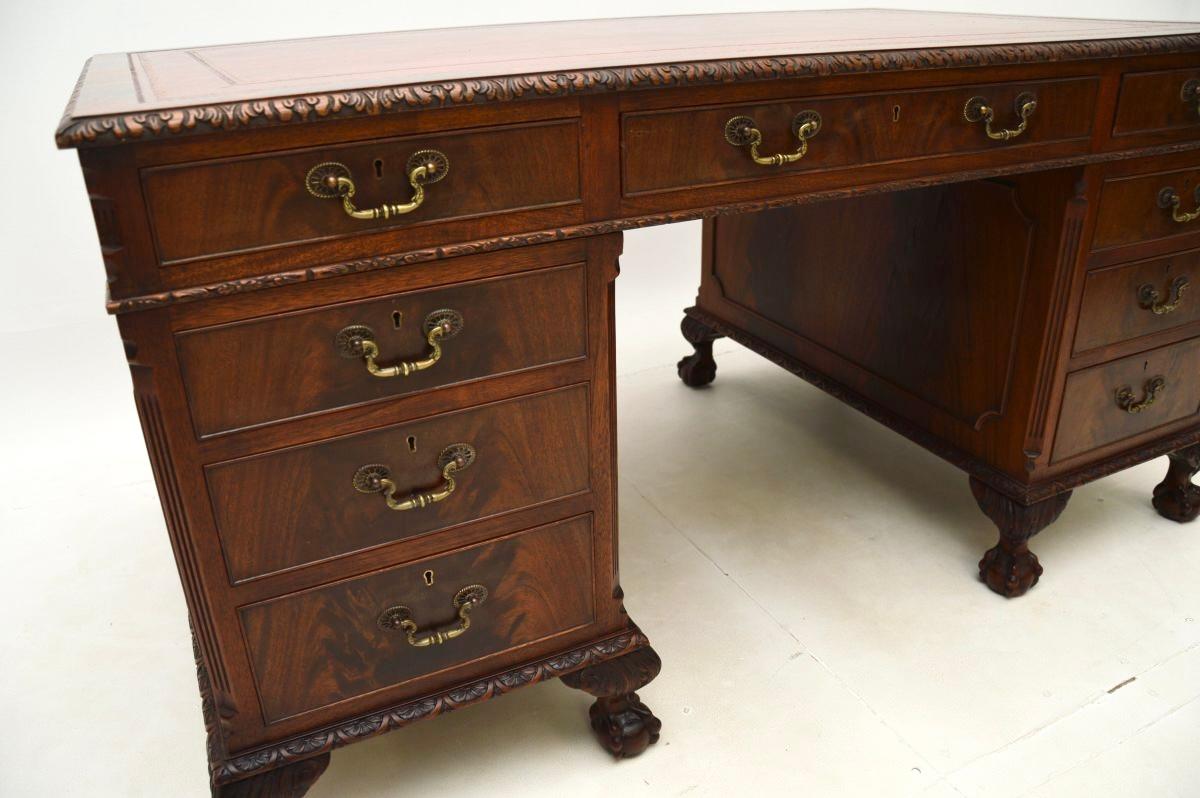 Bureau à piédestal ancien de style Chippendale en vente 5