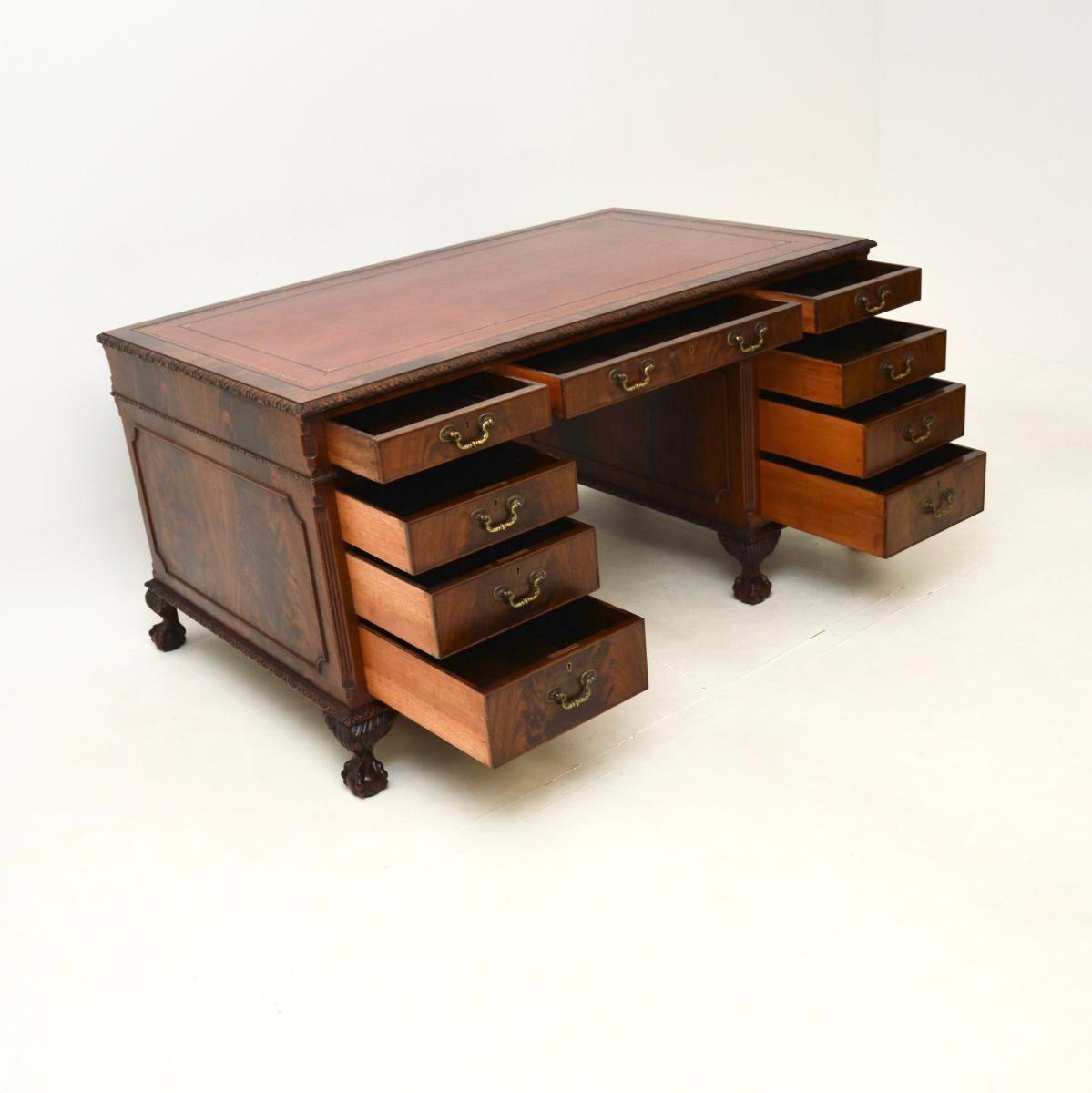 Un bureau à piédestal antique de style Chippendale très impressionnant et extrêmement bien fait. De style Chippendale, il a été fabriqué en Angleterre et date des années 1900-20.

Il est d'une superbe qualité et d'une grande taille, avec un large