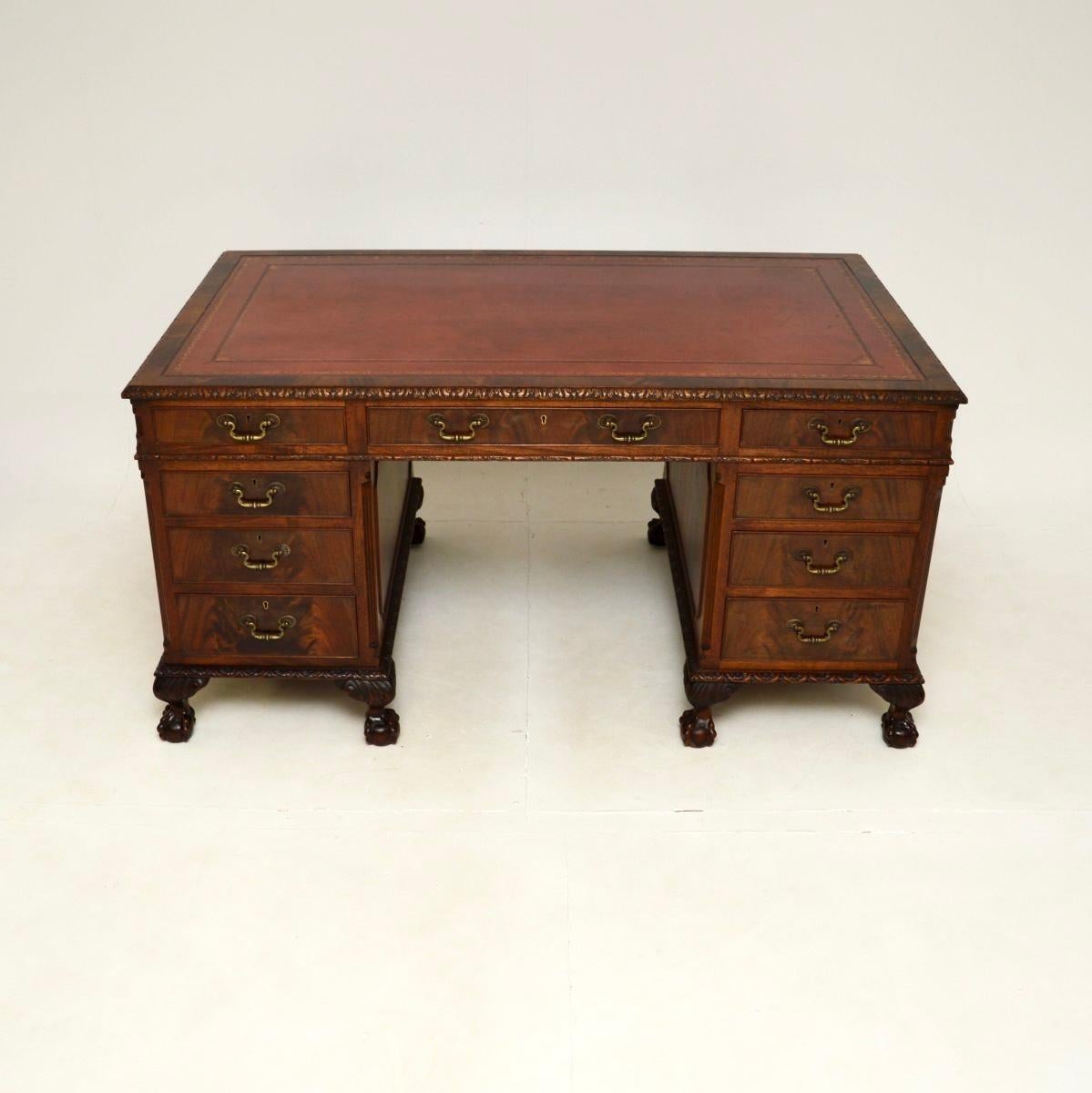 Britannique Bureau à piédestal ancien de style Chippendale en vente