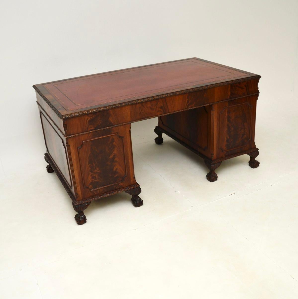 Début du 20ème siècle Bureau à piédestal ancien de style Chippendale en vente