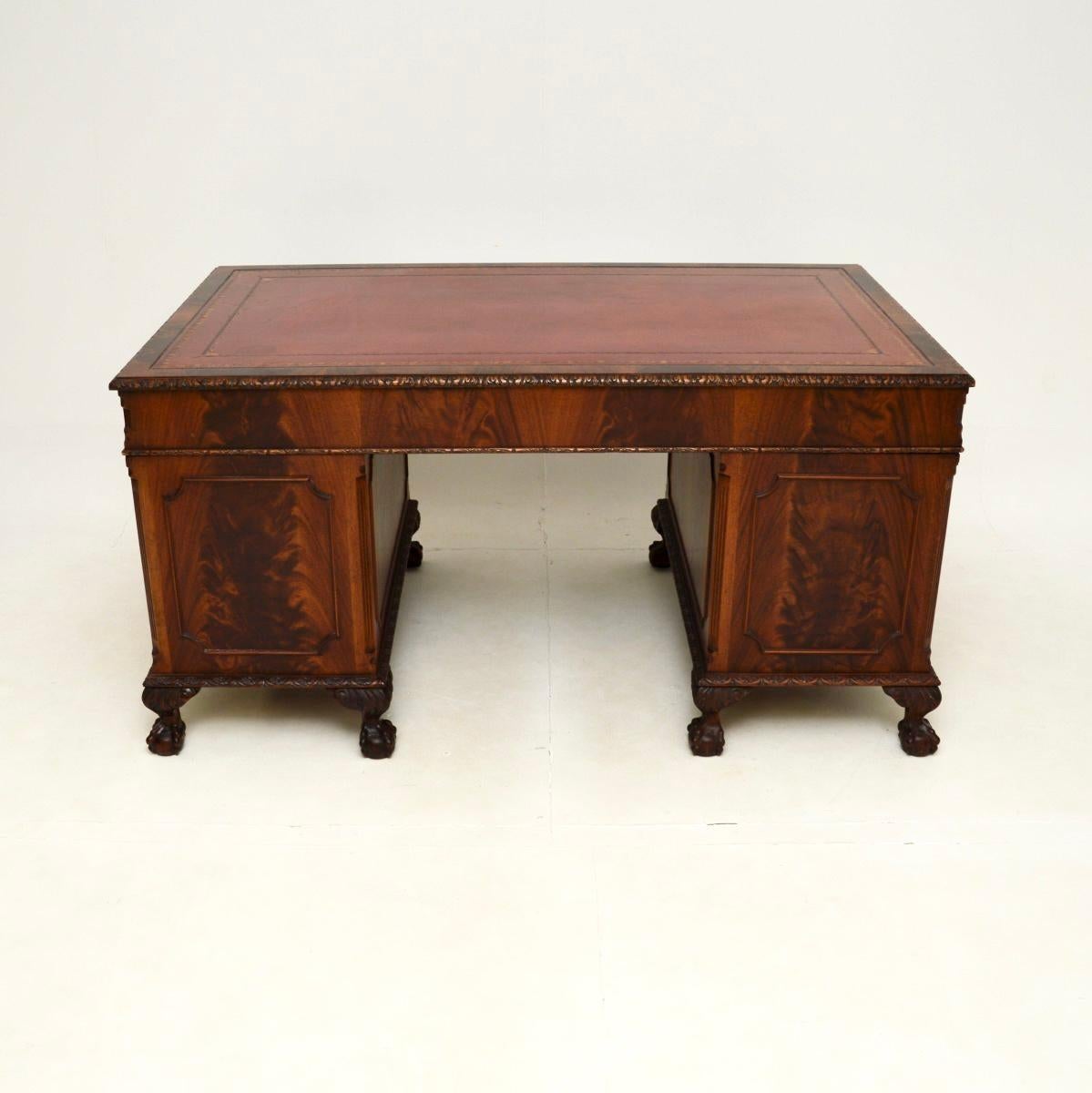 Cuir Bureau à piédestal ancien de style Chippendale en vente