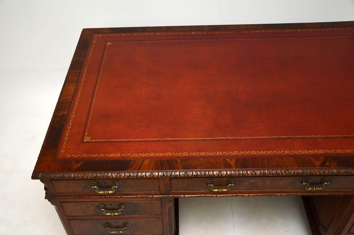 Bureau à piédestal ancien de style Chippendale en vente 1