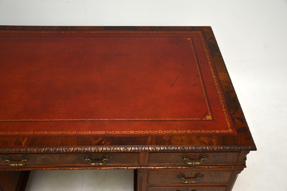 Bureau à piédestal ancien de style Chippendale en vente 2