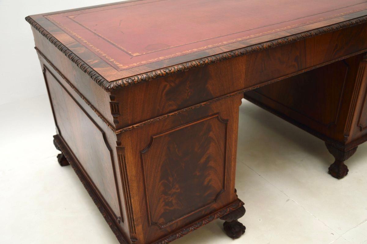 Bureau à piédestal ancien de style Chippendale en vente 3