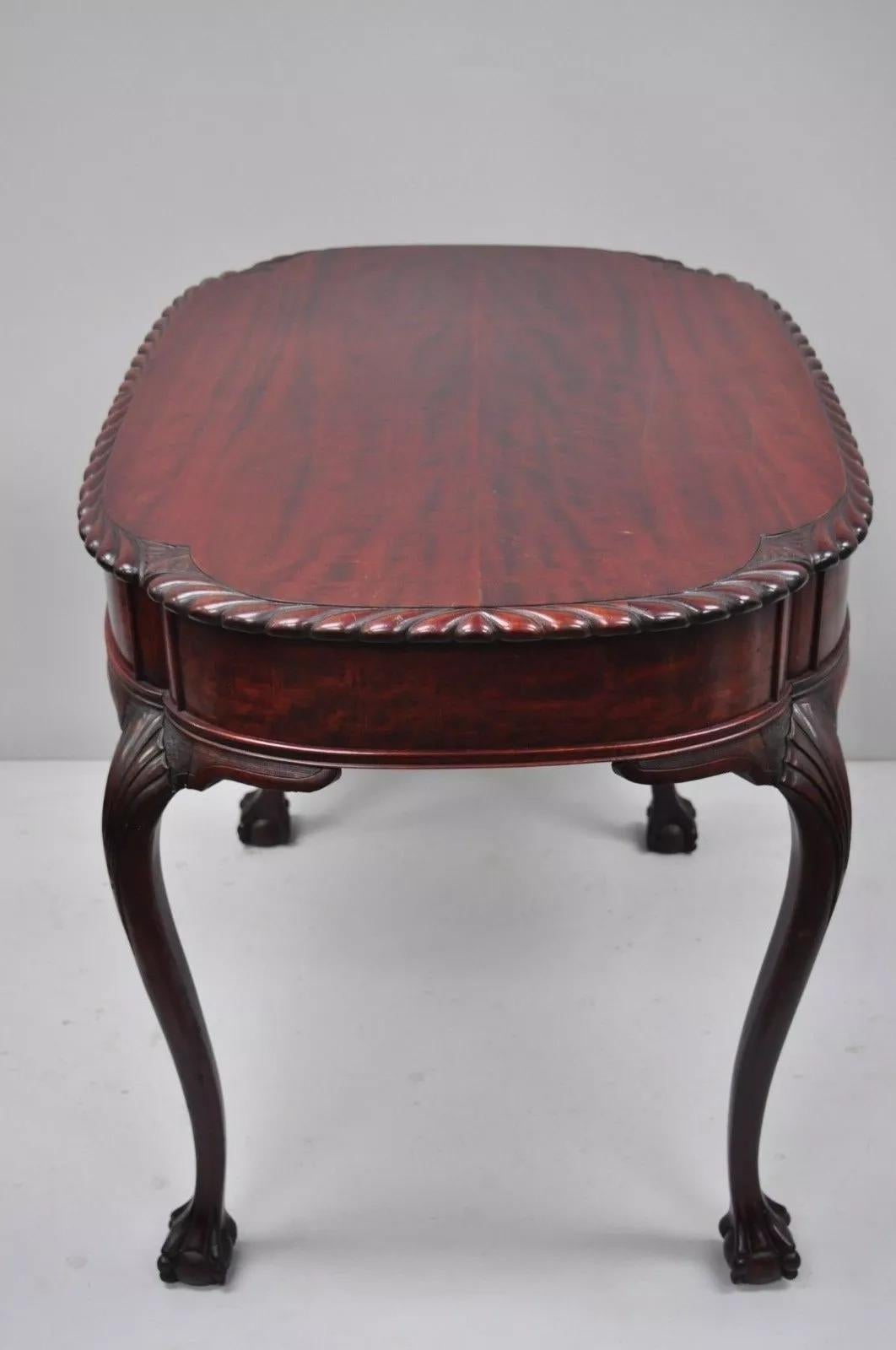 Ancienne table d'appoint de salon de style Chippendale en acajou sculpté avec boules et griffes en vente 4