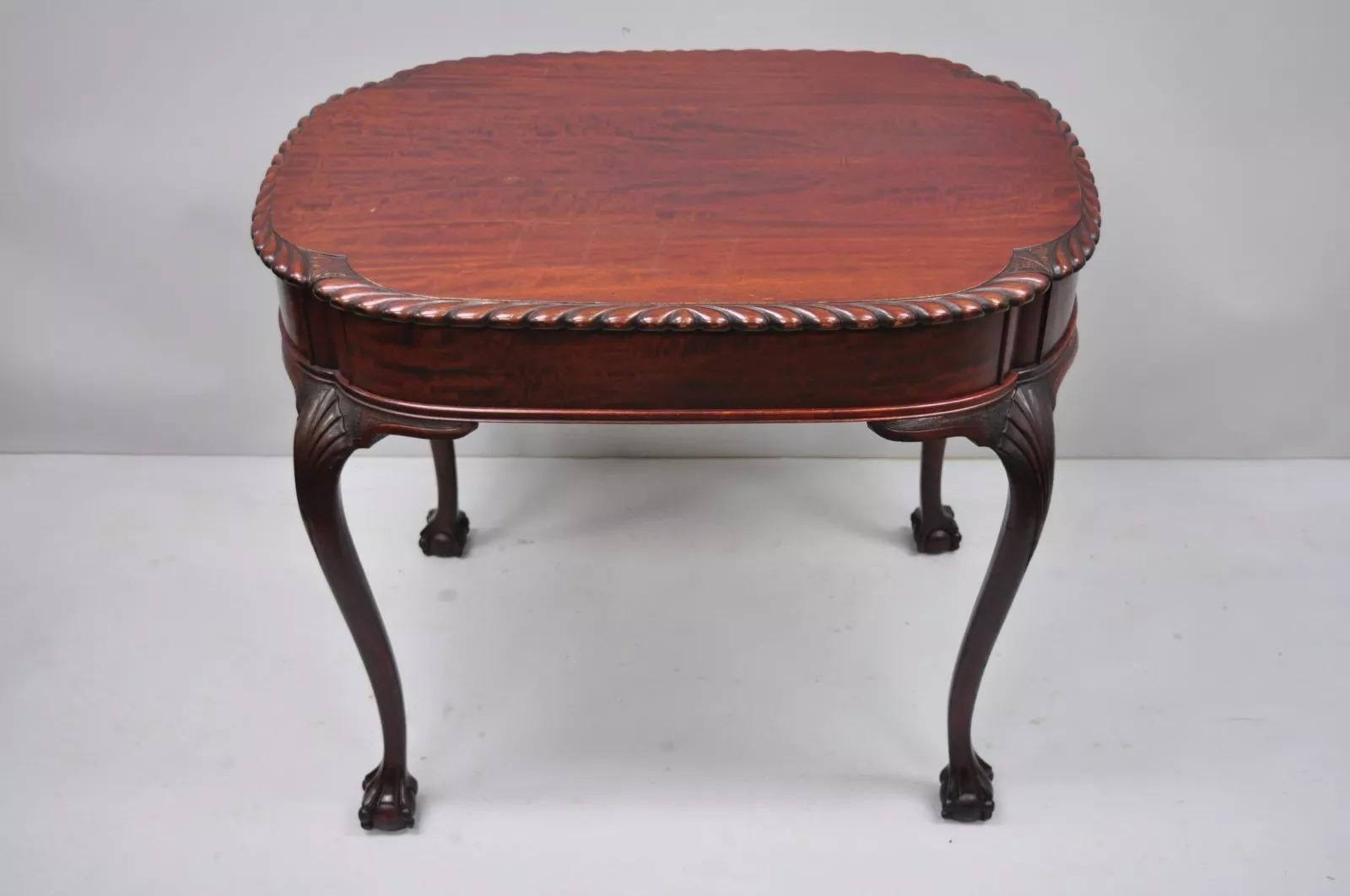 Table d'appoint ancienne de style Chippendale en acajou sculpté de boules et de griffes. Cet objet présente des genoux sculptés de coquillages, une bordure sculptée de cordes, des pieds en cabriole, un plateau en forme de tortue, une construction en