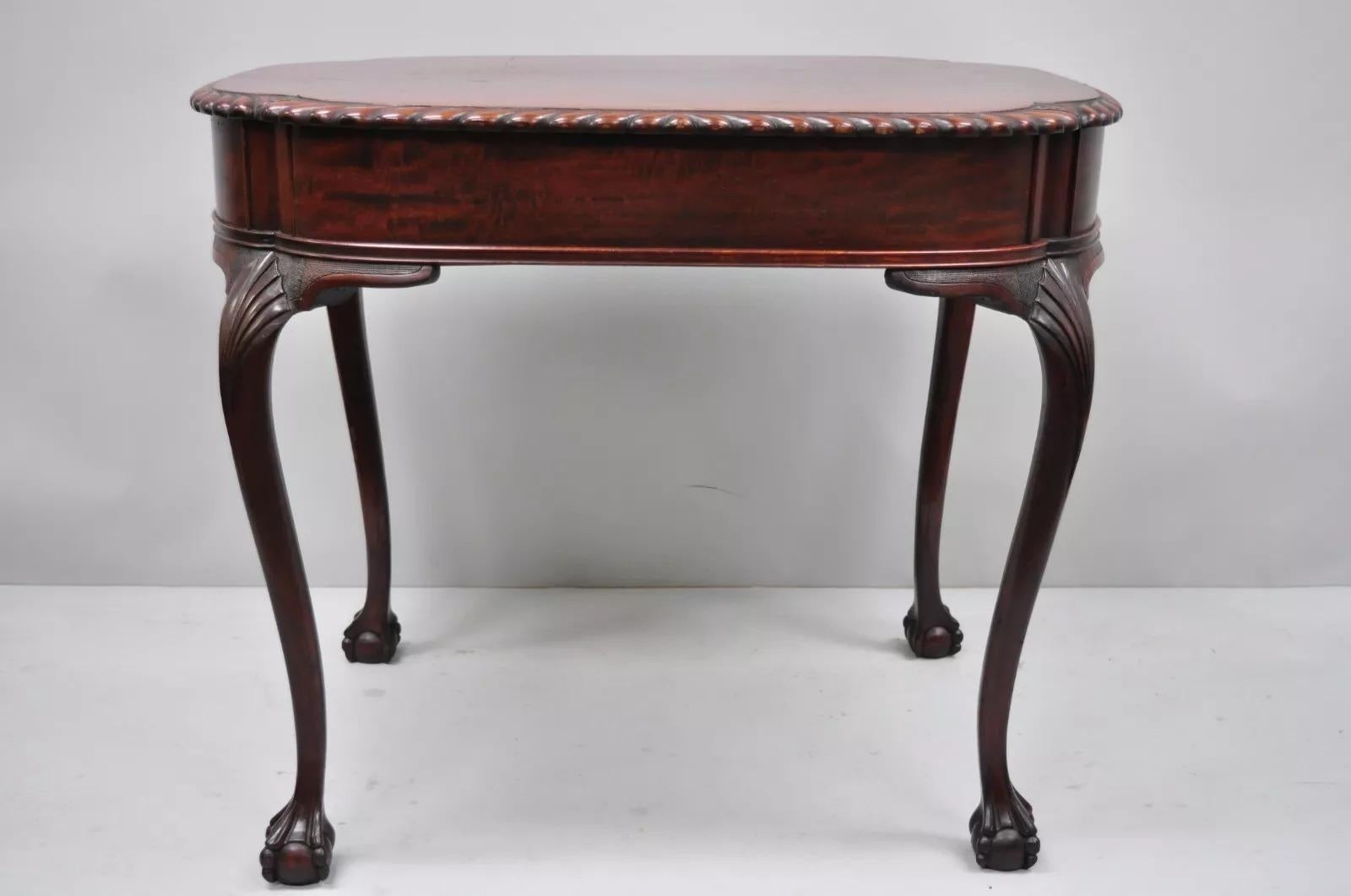 Inconnu Ancienne table d'appoint de salon de style Chippendale en acajou sculpté avec boules et griffes en vente