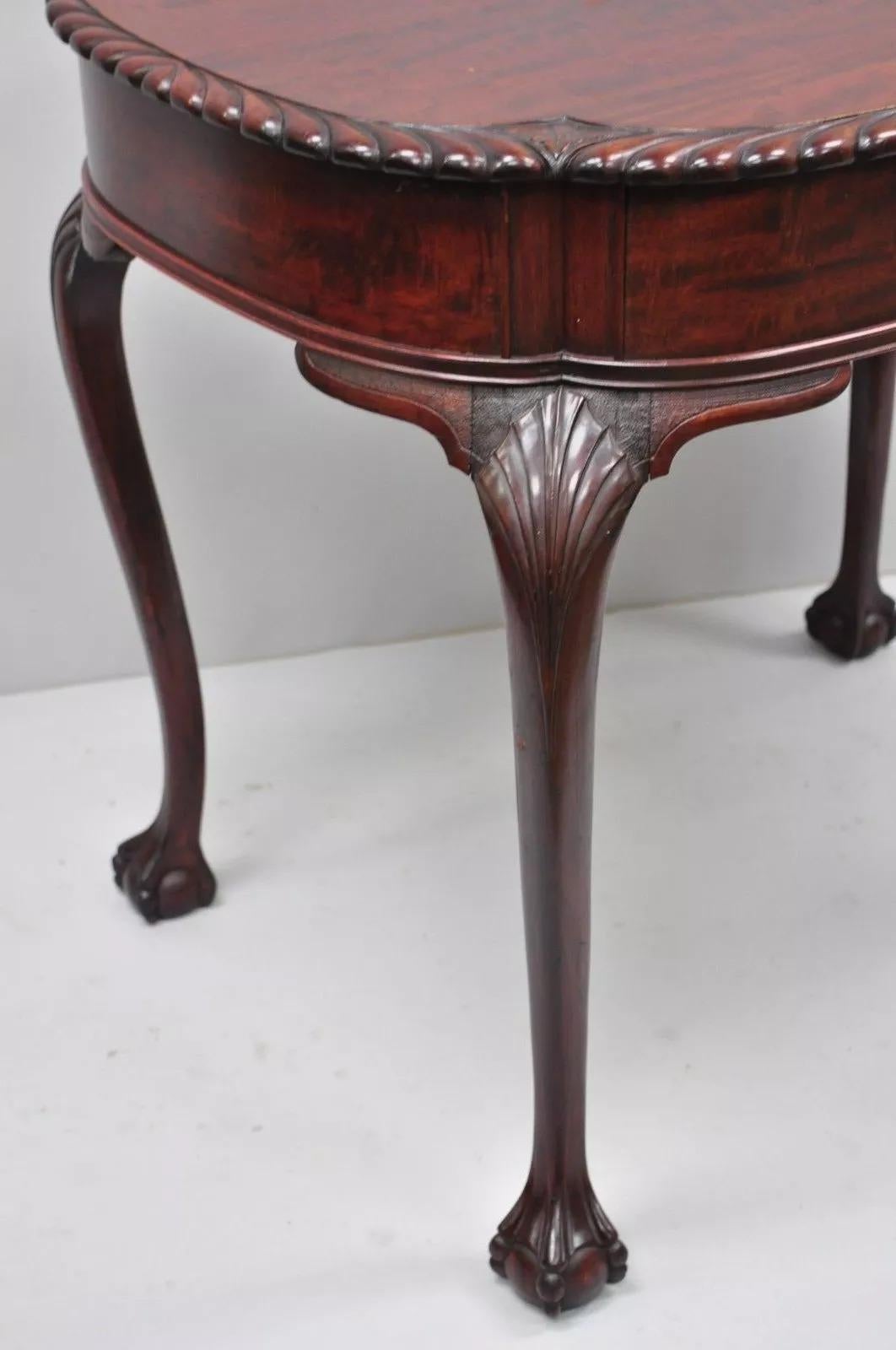 Ancienne table d'appoint de salon de style Chippendale en acajou sculpté avec boules et griffes Bon état - En vente à Philadelphia, PA