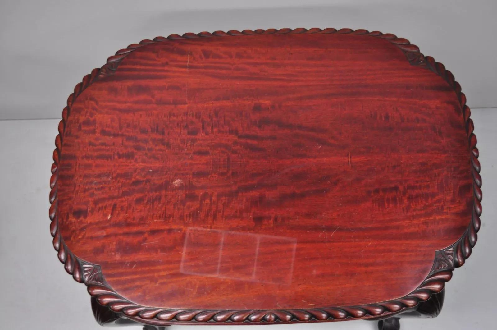 20ième siècle Ancienne table d'appoint de salon de style Chippendale en acajou sculpté avec boules et griffes en vente