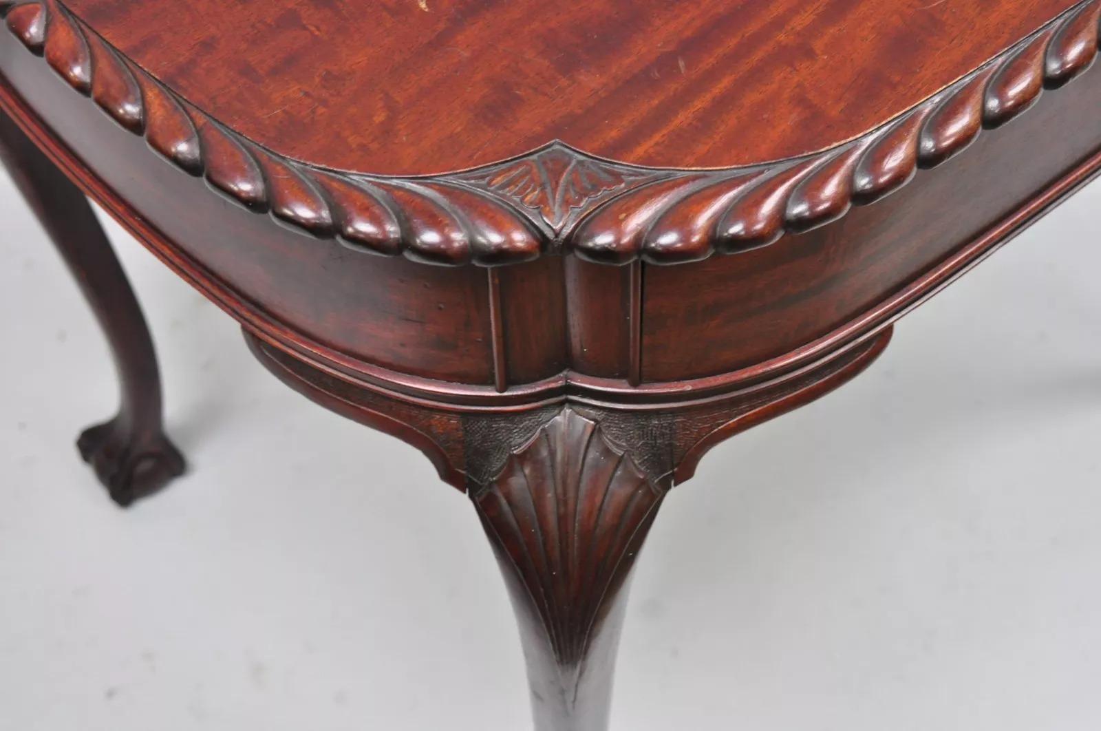 Ancienne table d'appoint de salon de style Chippendale en acajou sculpté avec boules et griffes en vente 1