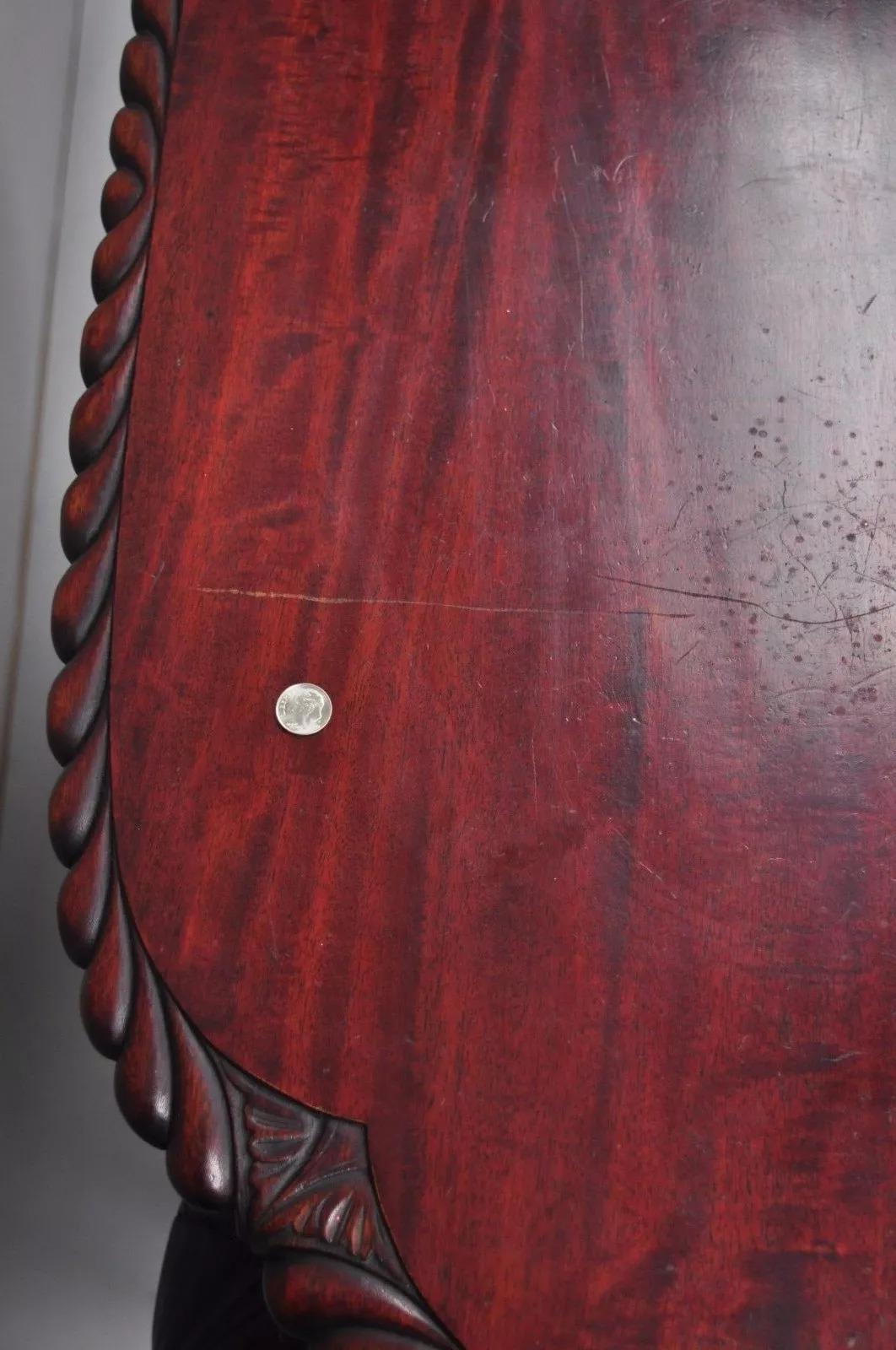 Ancienne table d'appoint de salon de style Chippendale en acajou sculpté avec boules et griffes en vente 2