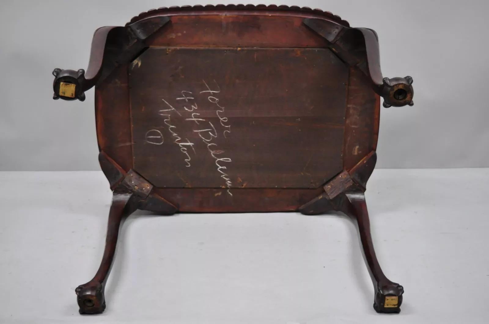 Ancienne table d'appoint de salon de style Chippendale en acajou sculpté avec boules et griffes en vente 3
