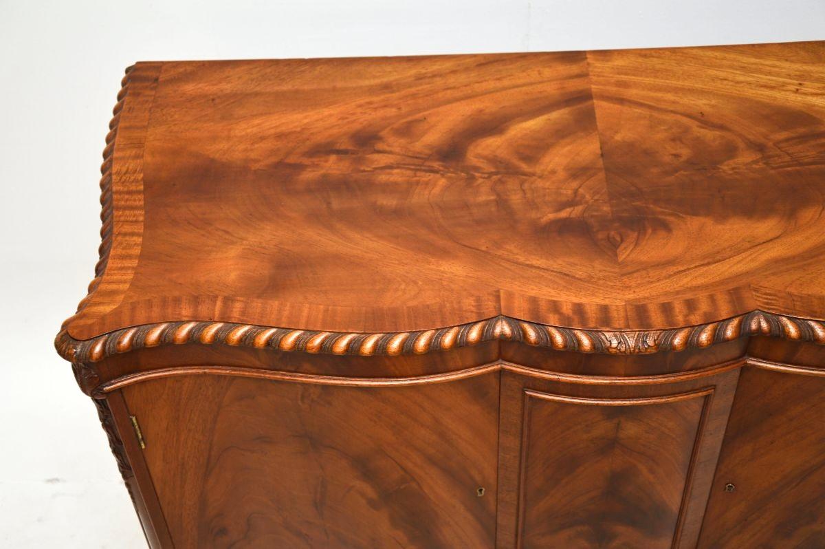 Legno Antico mobile a serpentina in stile Chippendale in vendita