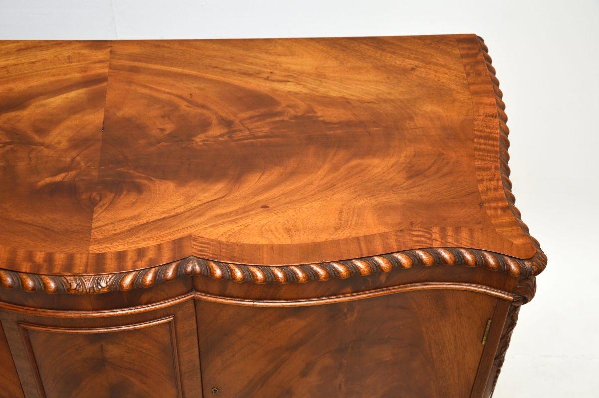 Antico mobile a serpentina in stile Chippendale in vendita 1