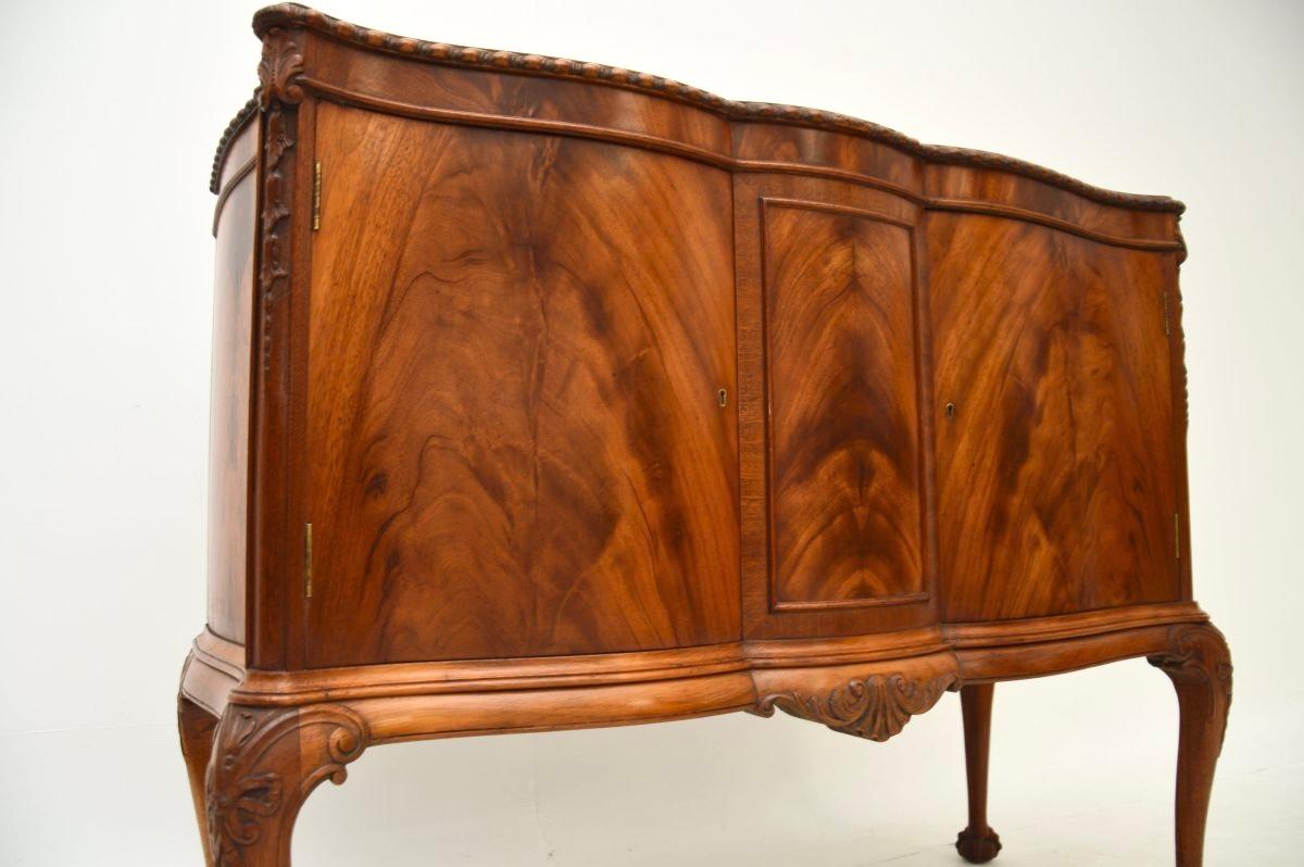 Antico mobile a serpentina in stile Chippendale in vendita 2