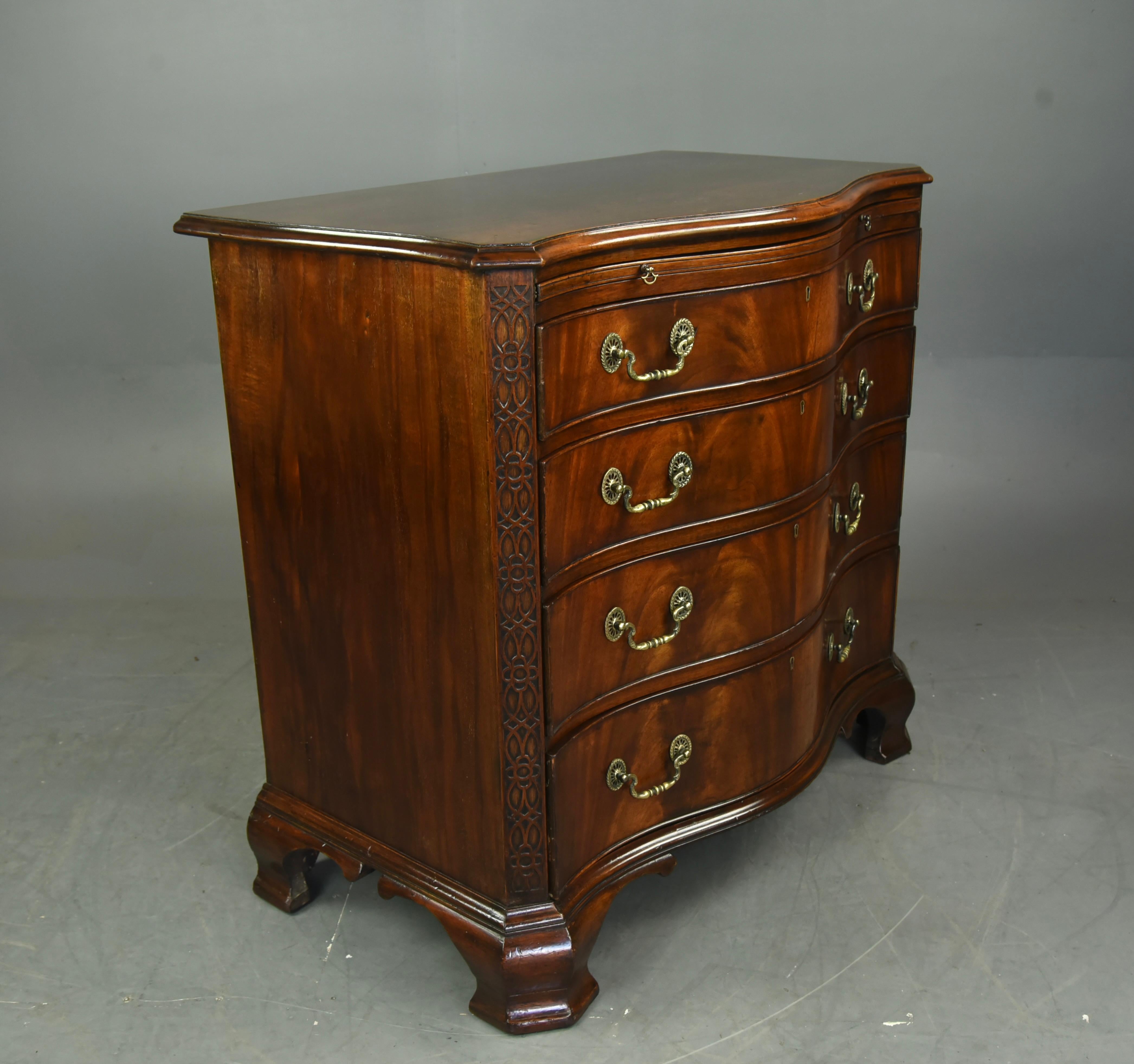 Antique Chippendale Style Serpentine Chest of Drawers In Good Condition In Chelmsford, GB
